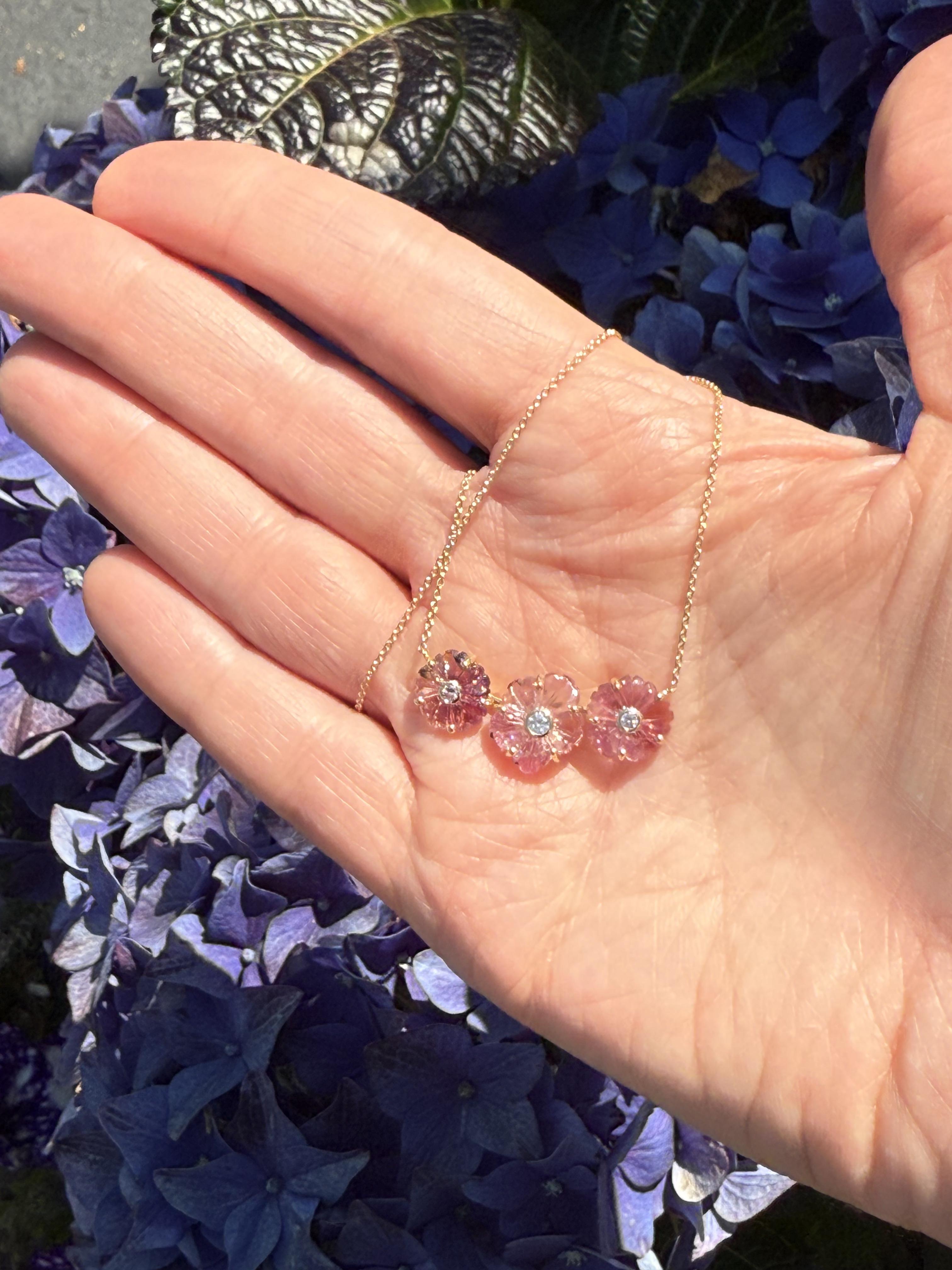 Collier fleur en or jaune 18 carats avec tourmaline rose et diamants sculptés à la main en vente 3