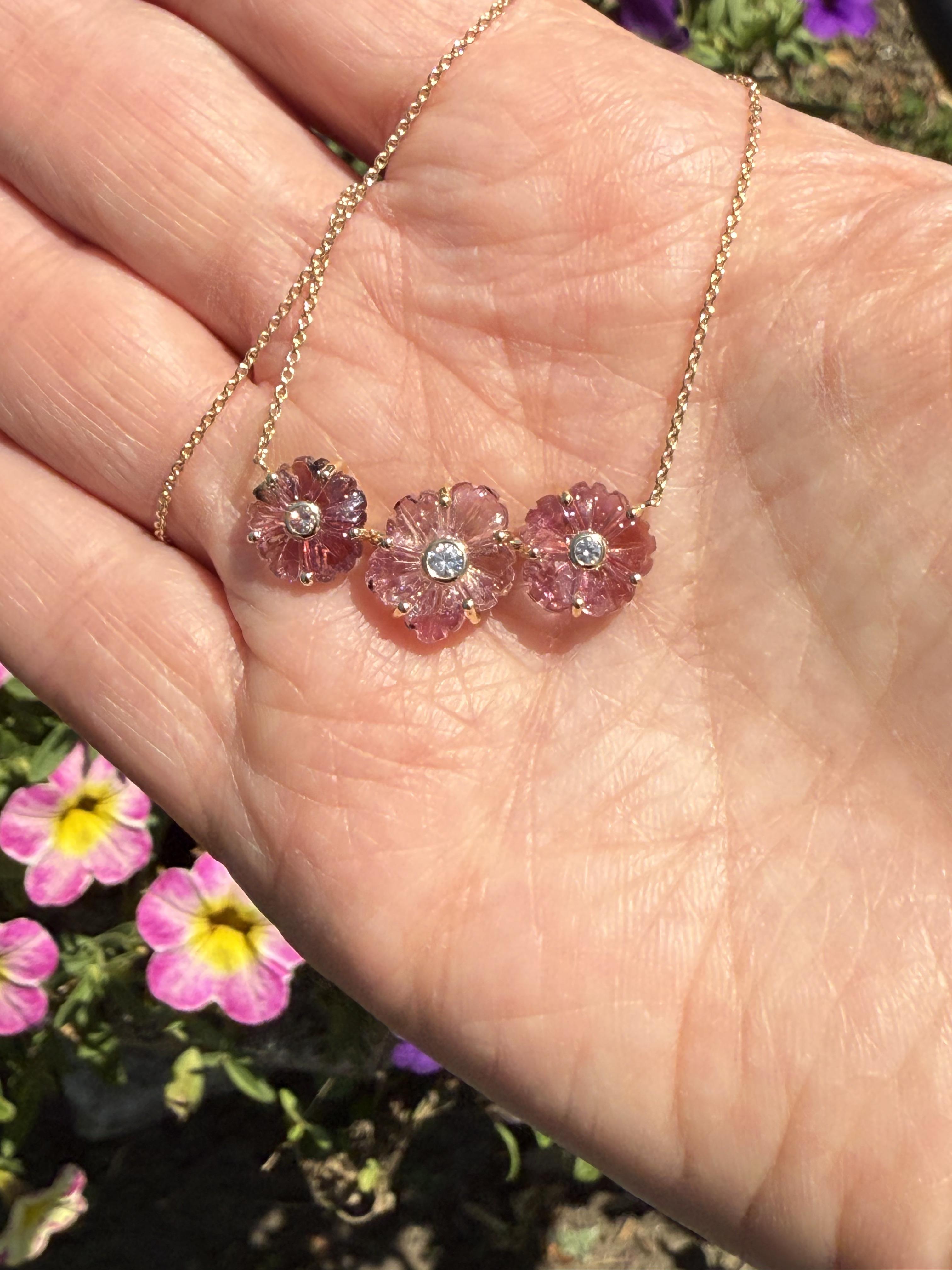 Collier fleur en or jaune 18 carats avec tourmaline rose et diamants sculptés à la main en vente 4