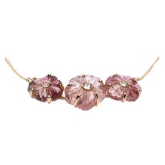Handgeschnitzte Blumenhalskette aus rosa Turmalin und Diamanten an einer Kette aus 18 Karat Gelbgold