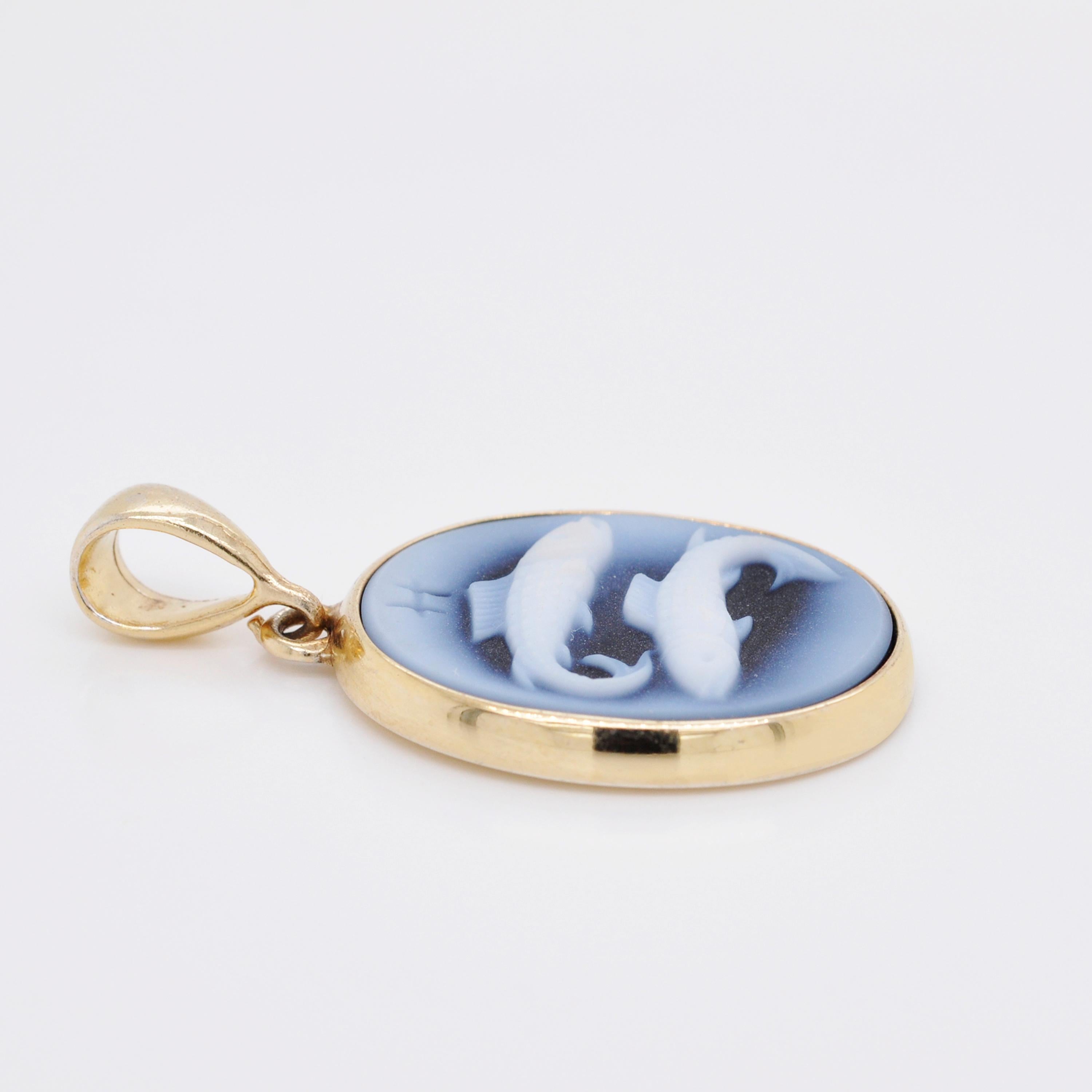 Collier pendentif en argent sterling 925 avec camée agate du zodiaque représentant des poissons, sculpté à la main Unisexe en vente