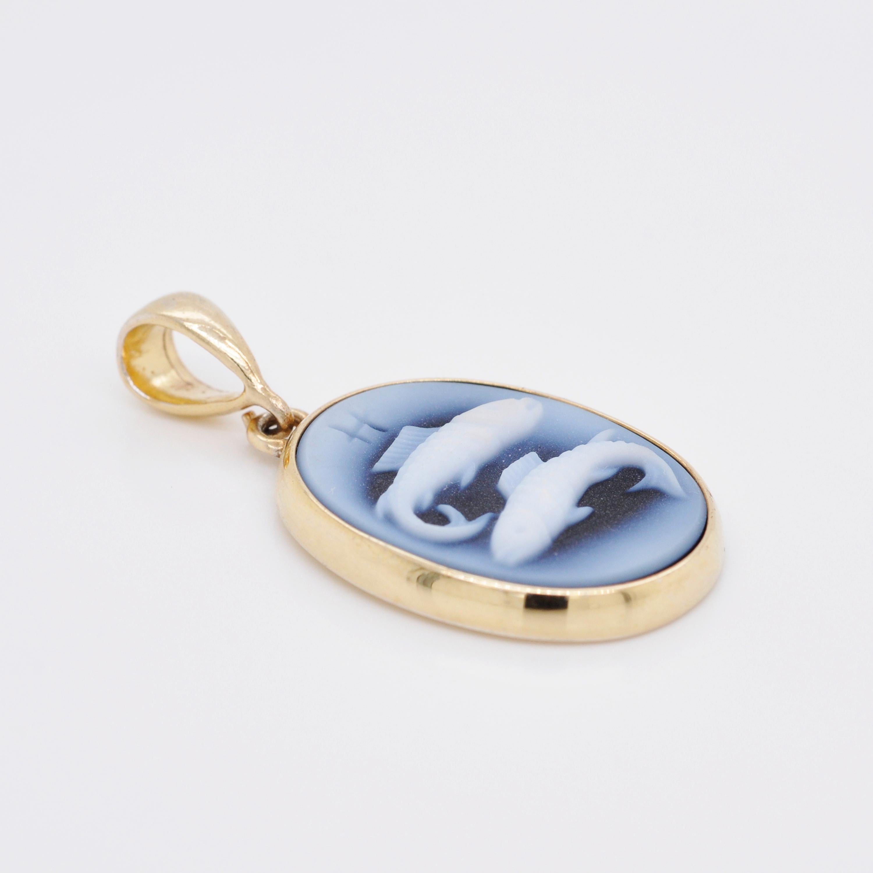 Collier pendentif en argent sterling 925 avec camée agate du zodiaque représentant des poissons, sculpté à la main en vente 1
