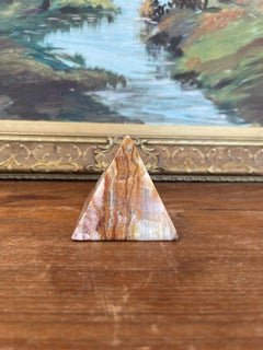 Handgeschnitzte polierte Onyx Pyramide Skulptur oder Briefbeschwerer.