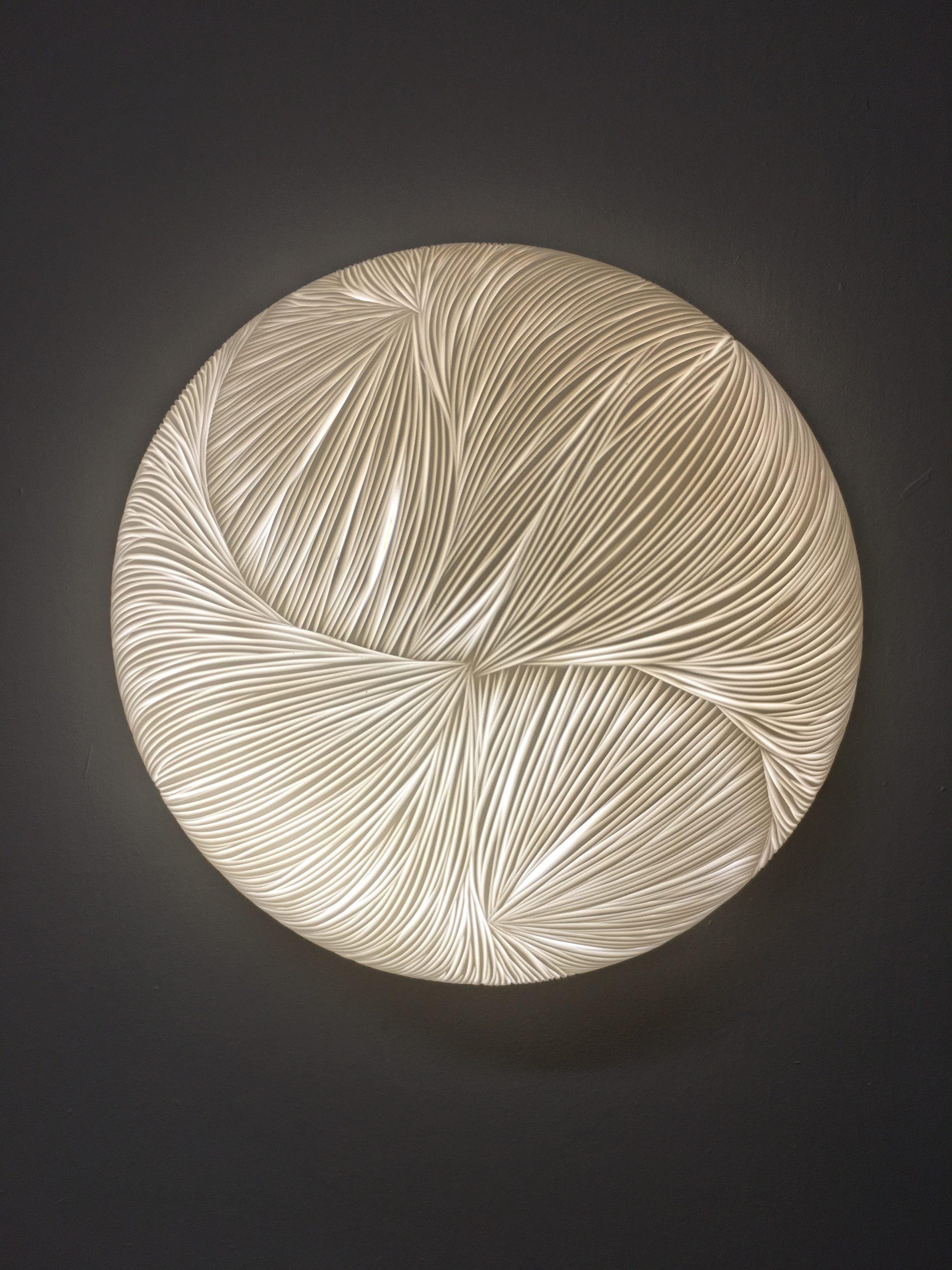Hand-carved porcelain and brass semi sphere wall sconce by Vezzini & Chen In New Condition For Sale In Milan, IT