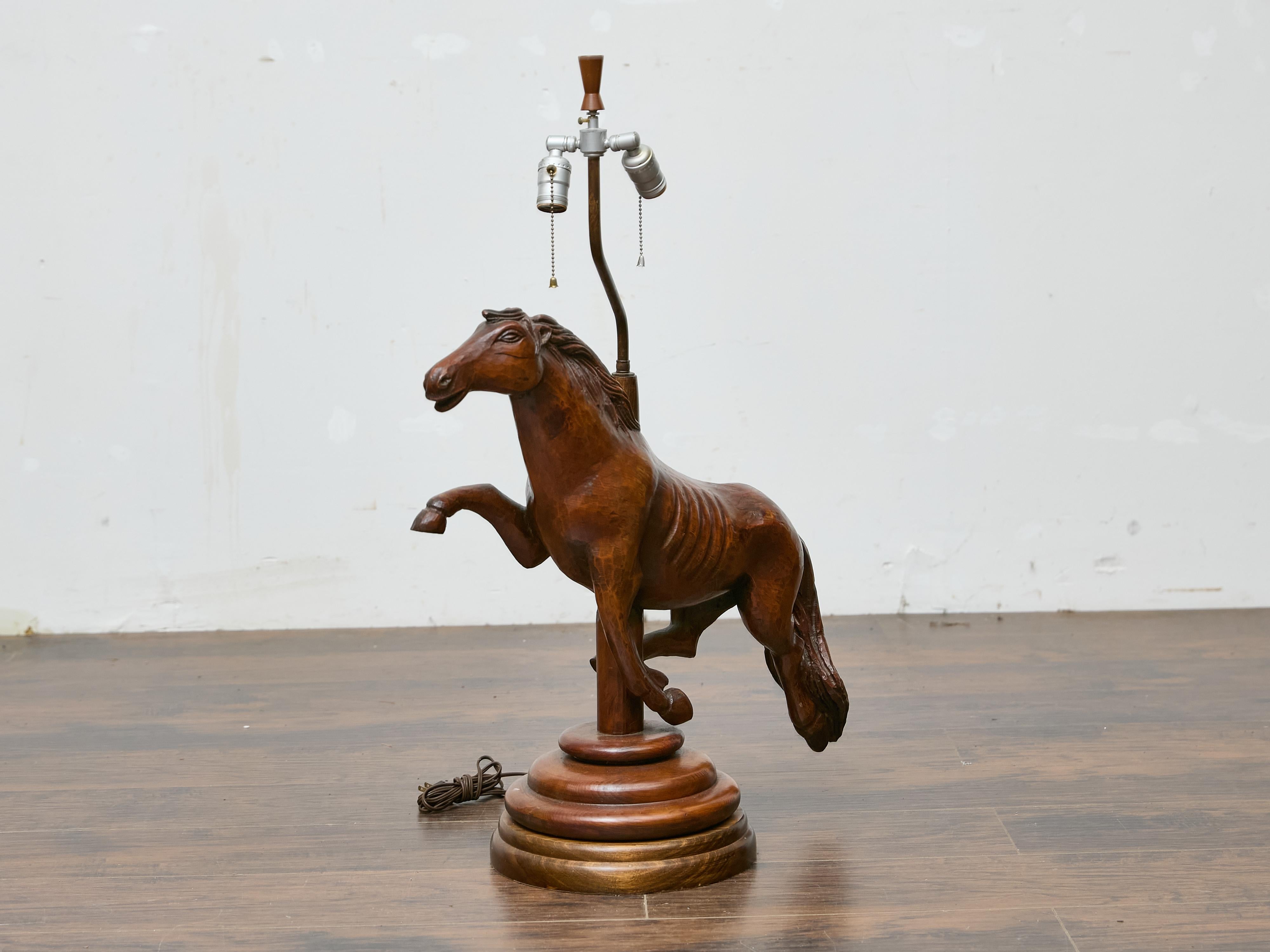 Lámpara de sobremesa de caballo rampante tallada a mano, mediados del siglo XX, recableada para EE.UU. Europeo en venta