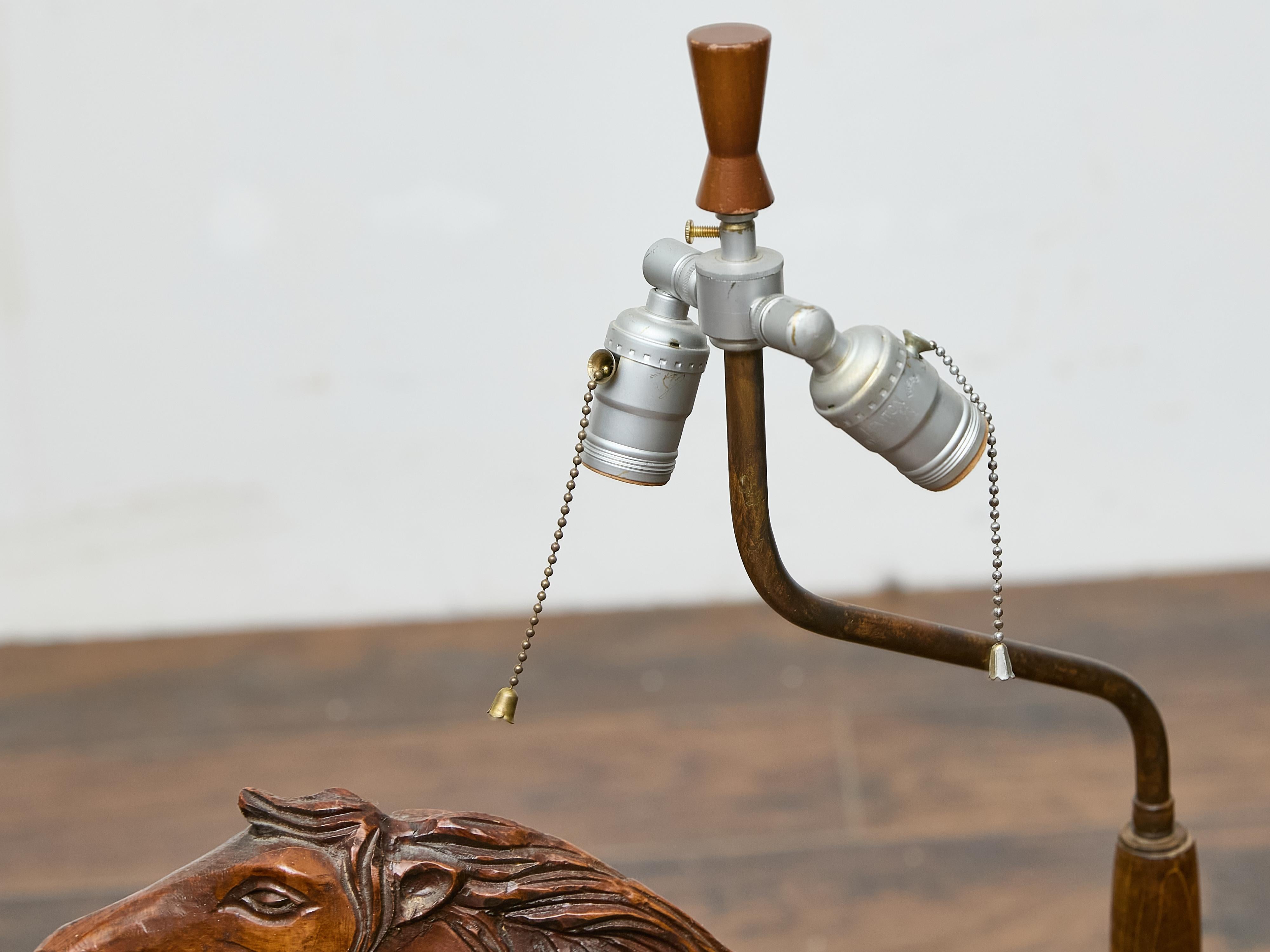 Lámpara de sobremesa de caballo rampante tallada a mano, mediados del siglo XX, recableada para EE.UU. Madera en venta