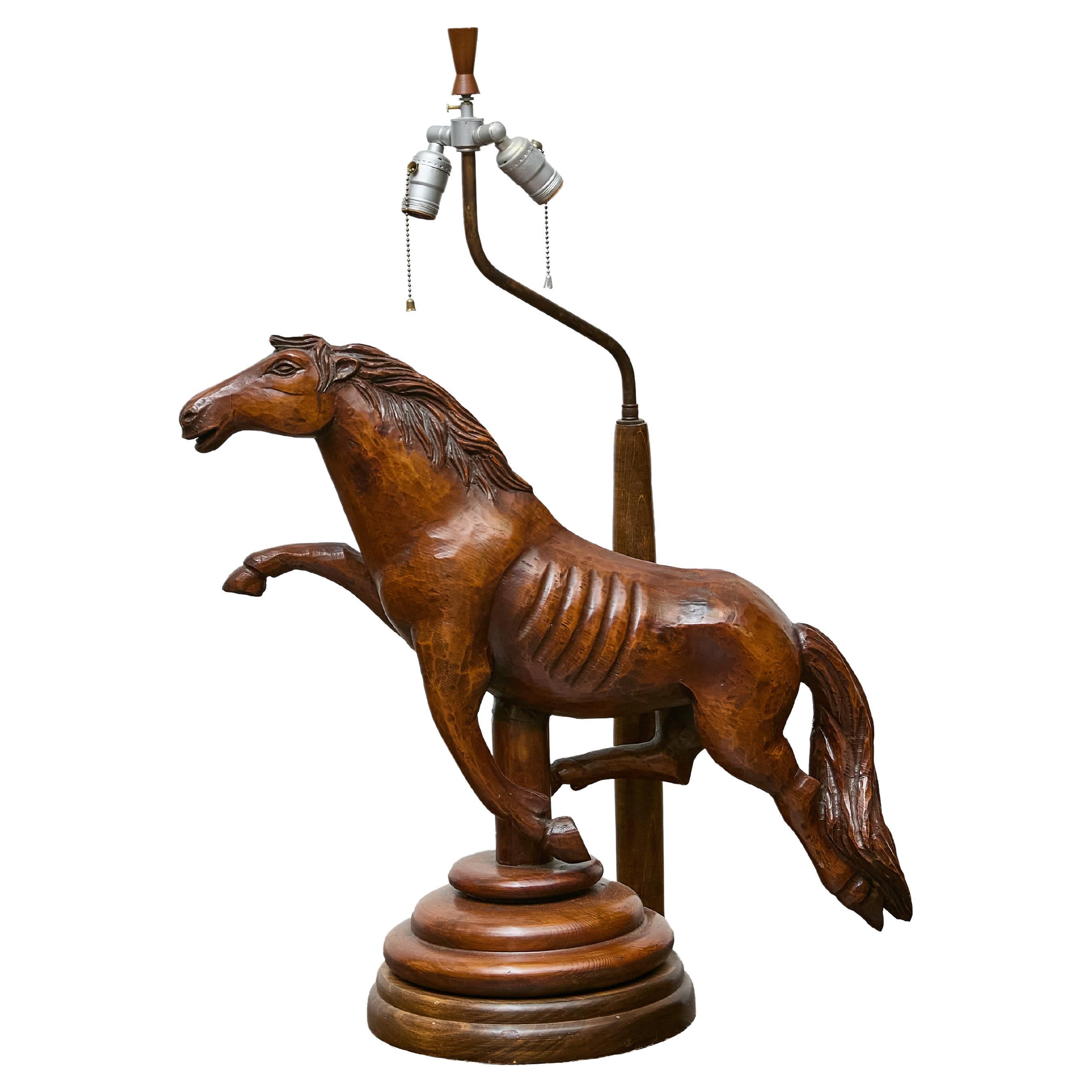 Handgeschnitzte Tischlampe mitncing Horse, Mitte des 20. Jahrhunderts, neu verdrahtet für die USA