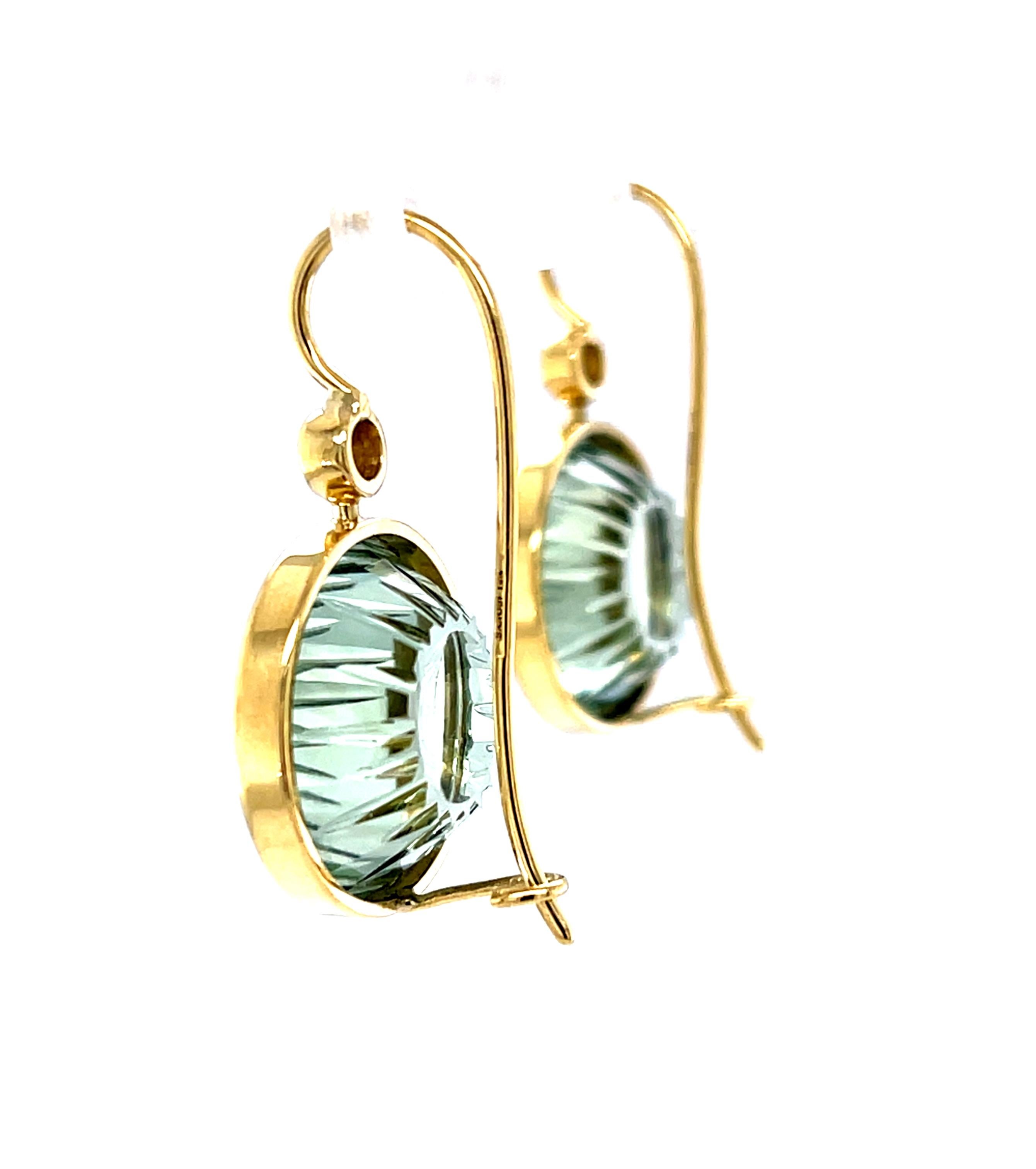Diese wunderschönen, einzigartigen Ohrringe sind mit wunderschönen grünen Prasiolit-Quarzkristallen besetzt, die von Hand geschnitzt und in 18-karätigem Gelbgold mit Diamantakzenten gefasst wurden. Die Facettierung des Prasioliths ist so einzigartig