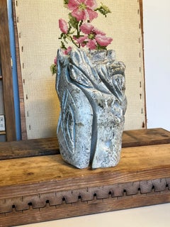 Escultura abstracta primitiva tallada a mano.