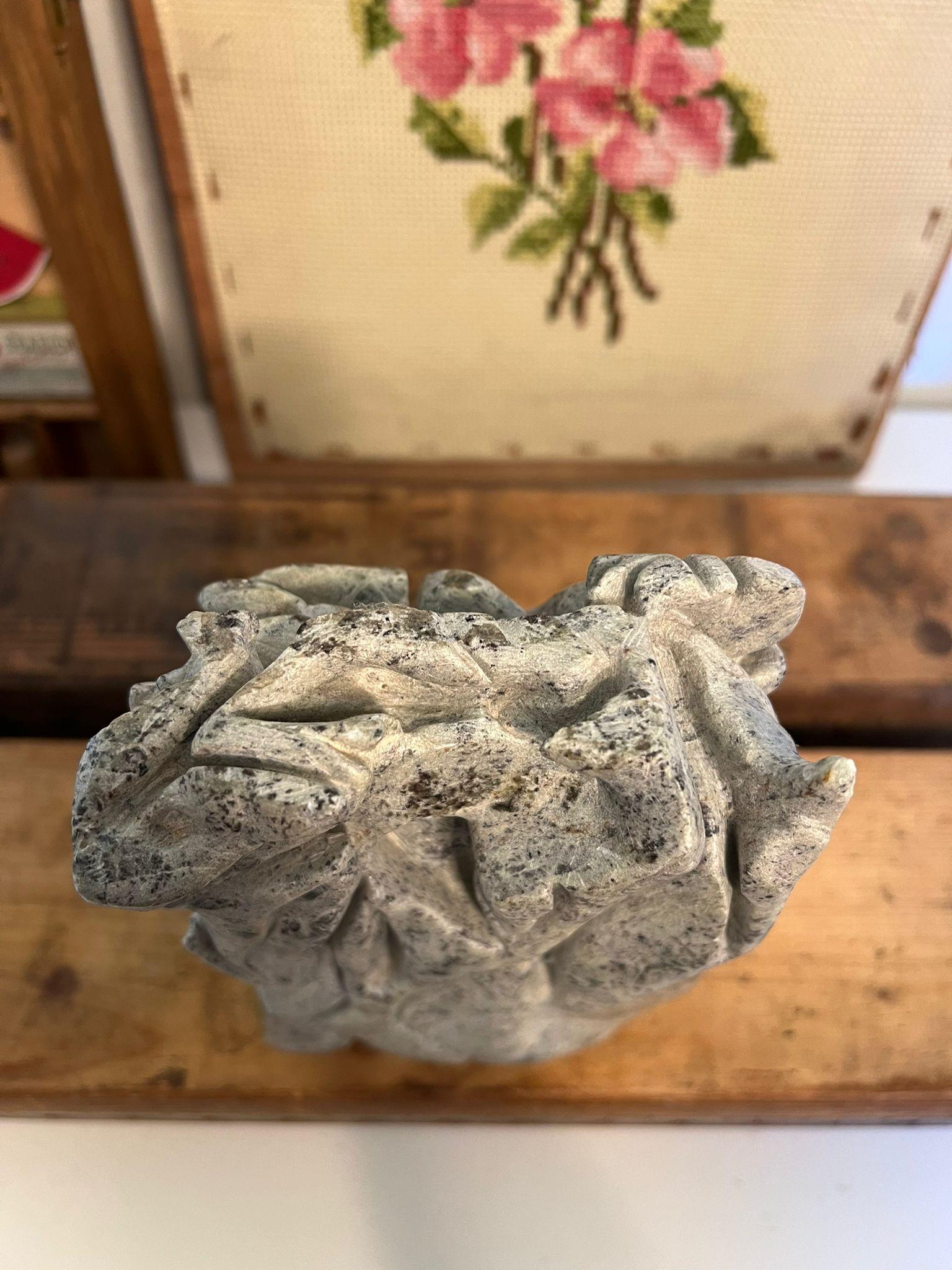 Scultura astratta primitiva scolpita a mano. in vendita 1