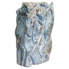 Escultura abstracta primitiva tallada a mano.