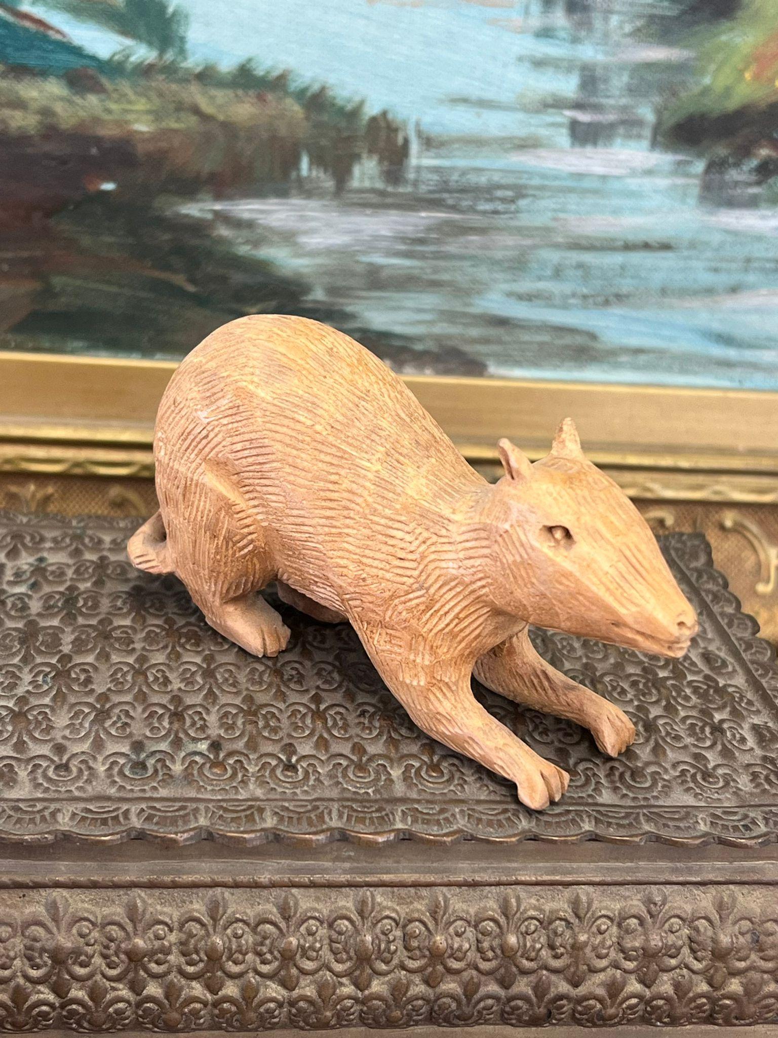  Questa statuetta di ratto in legno intagliata a mano ha un grande valore aggiunto.  patina su tutto il perimetro e incisioni che ricordano la pelliccia. Questo pezzo ha una bella patina e carattere. Vintage Condit come da foto. L'inserzione si