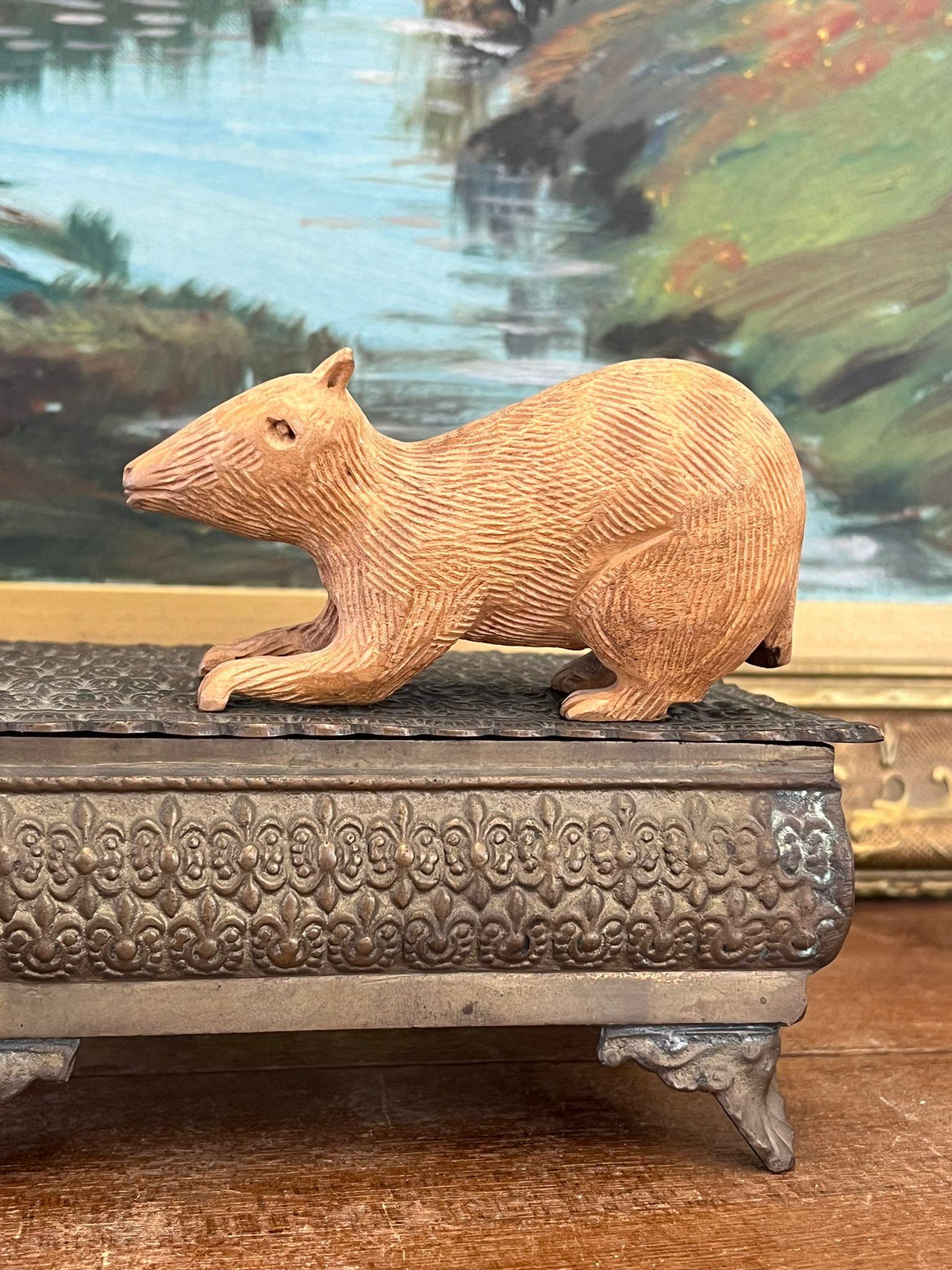 Primitivo Figurina di ratto primitivo intagliata a mano in vendita
