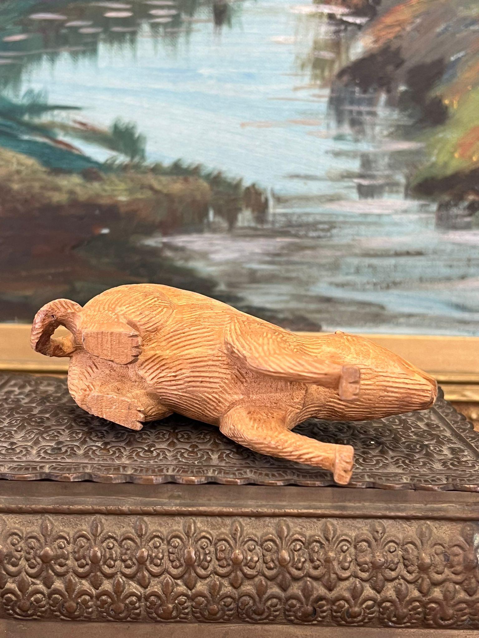 Figurina di ratto primitivo intagliata a mano in vendita 2