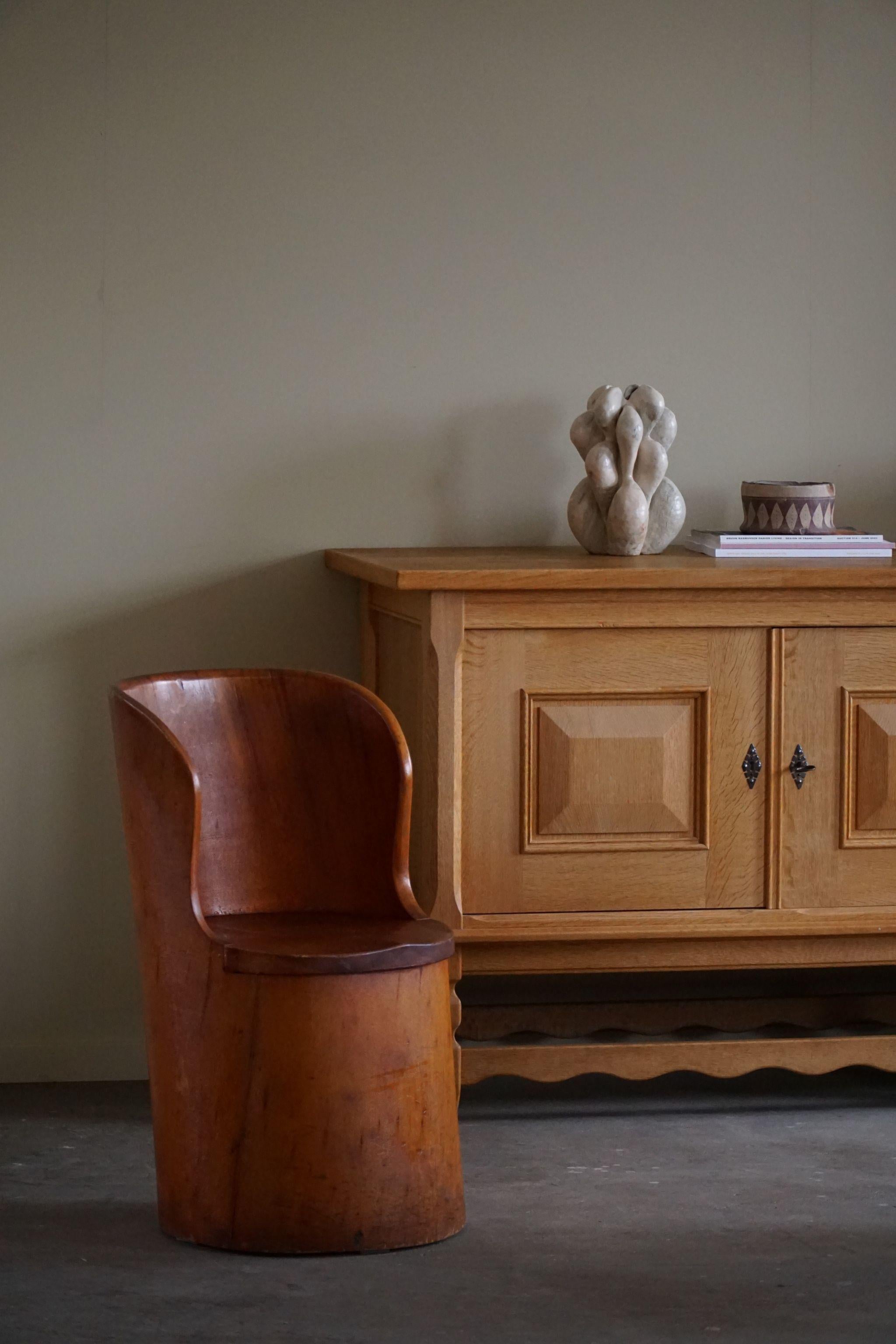 Ein charmanter primitiver Stumpfstuhl aus massivem Kiefernholz. Handgeschnitzt von einem unbekannten schwedischen Tischler in den 1960er Jahren. Ein schönes Wabi-Sabi-Stück für die moderne Einrichtung.

Dieser ansprechende Stuhl passt in viele