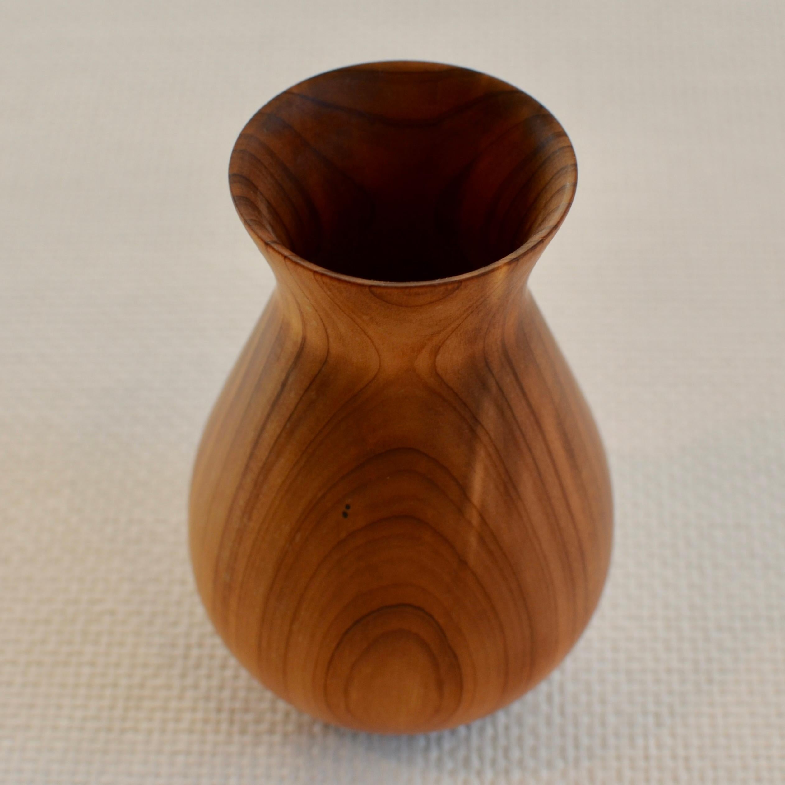 Vase en chêne sculpté à la main. Créé en utilisant uniquement du bois provenant de chênes abattus. Exemplaire unique.