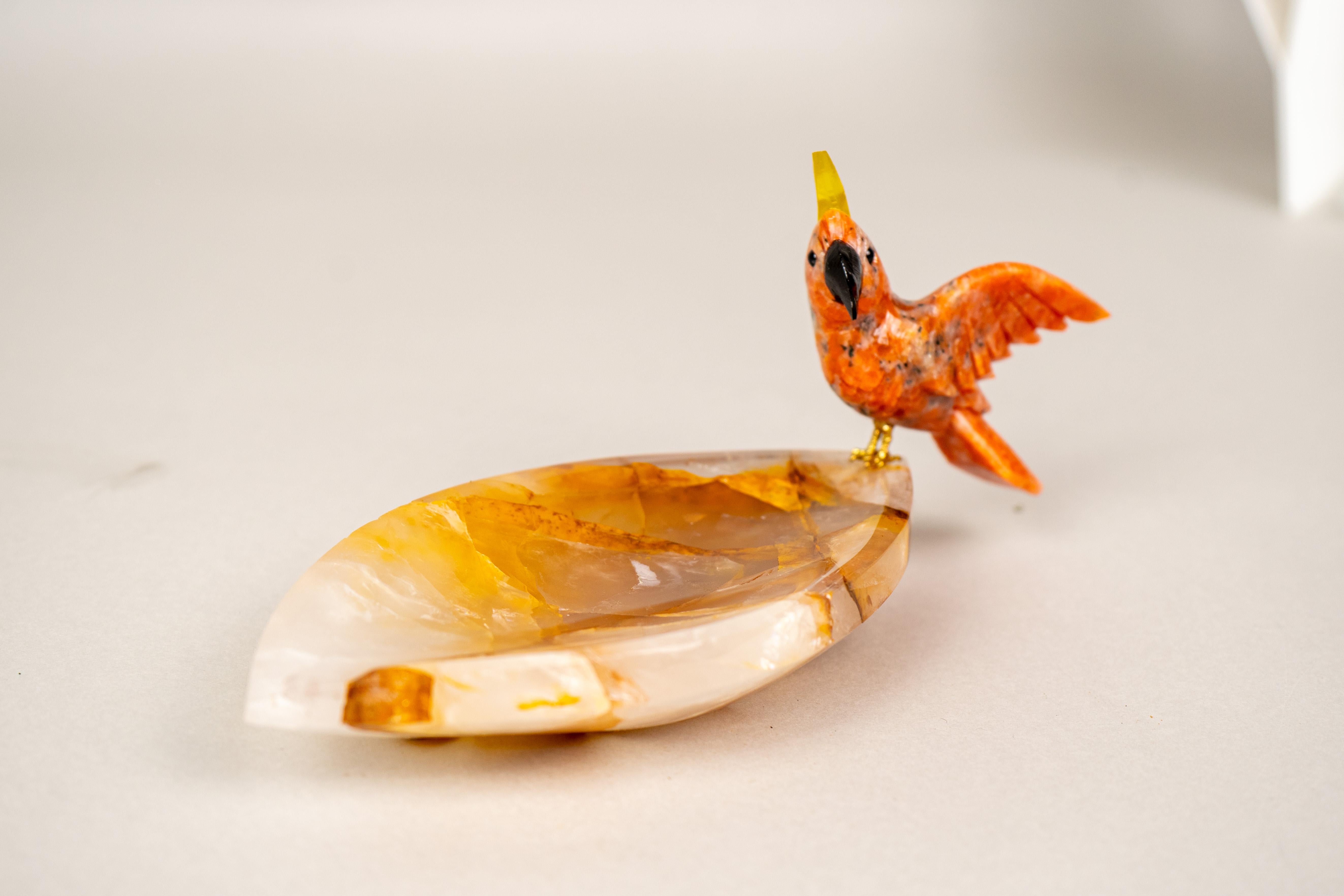 Hand-Carved Red Quartz Cockatoo on a Hematite Golden Healer Crystal Bowl In New Condition For Sale In Ametista Do Sul, BR