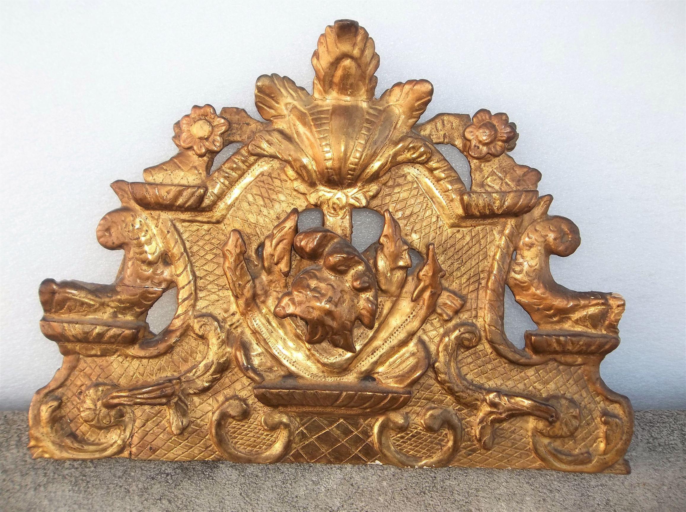 A carved, gesso'd and gilded gilt mirror crest or trophy, second half of the 19th century, possibly sold as a Grand Tour souvenir.
Wall hook on back or comes with stand for sitting on consoles or chests . (see photos).

Nice old gilt patina but with