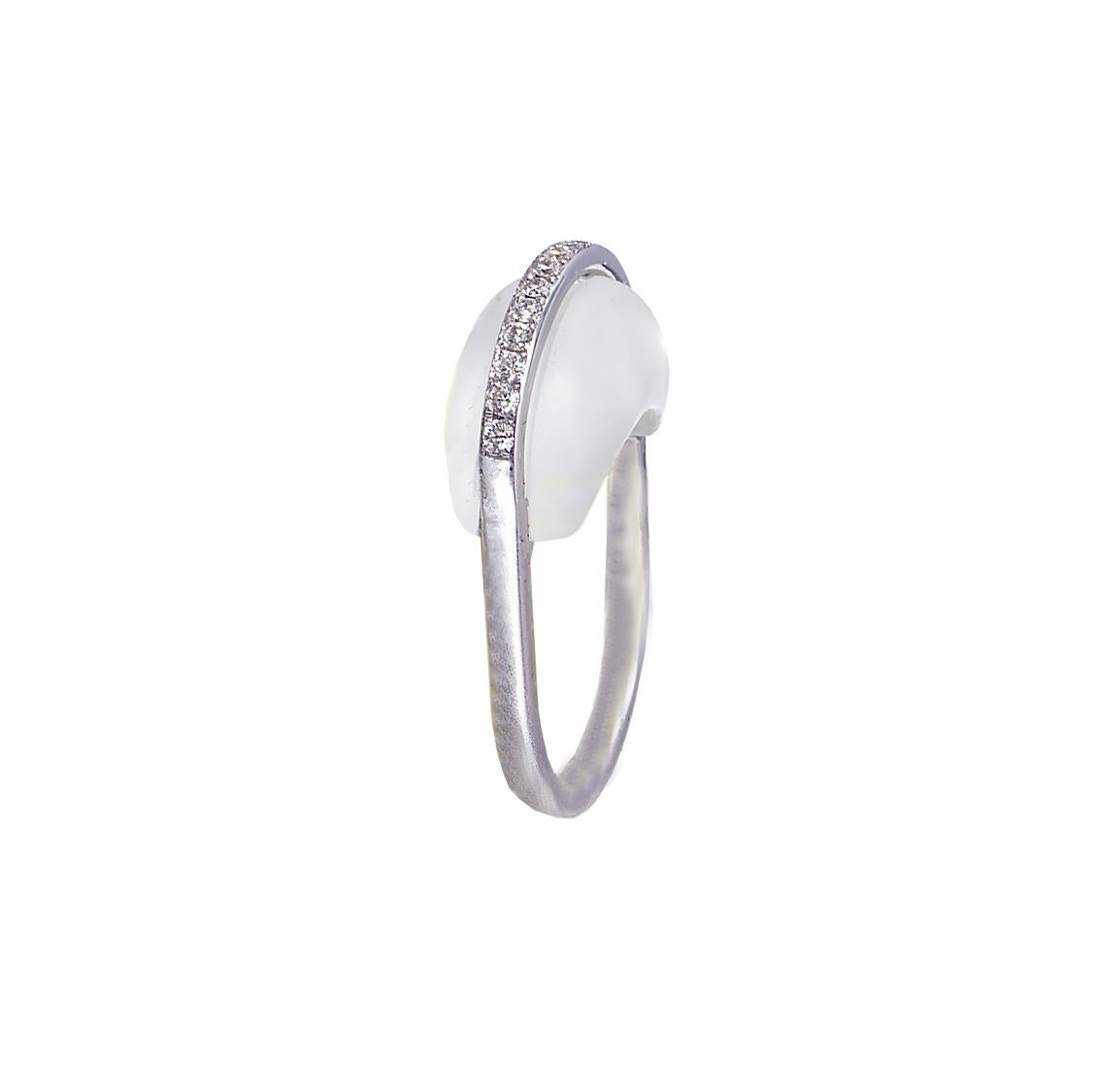 This modern handmade British-London Hallmarked 18 karat white gold ring, set with hand-carved abstract shape rock crystal and highest quality of dimaond is from MAIKO NAGAYAMA's Haute Couture Collection called 