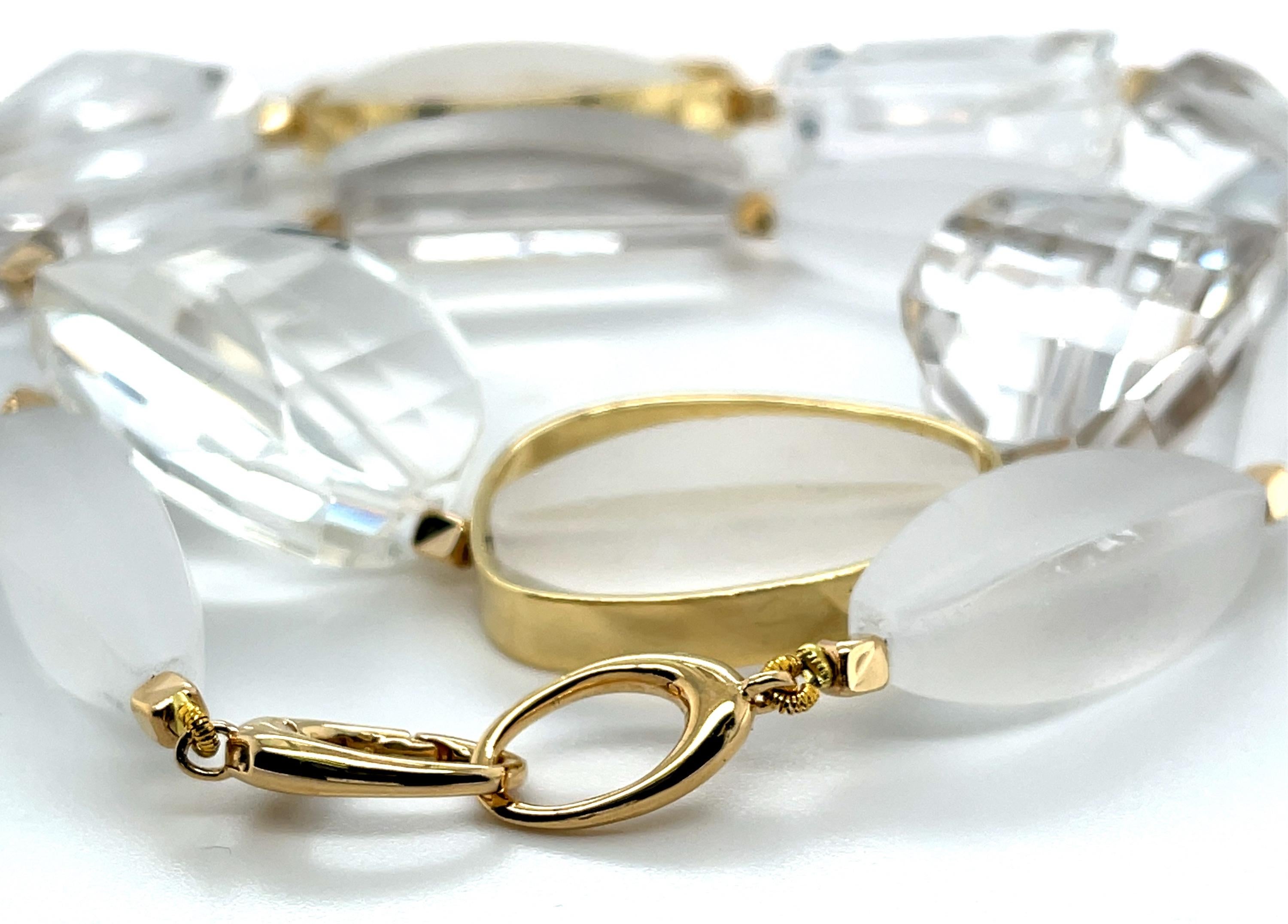 Artigiano Collana di perle di cristallo di rocca intagliate a mano con accenti in oro giallo 18k in vendita