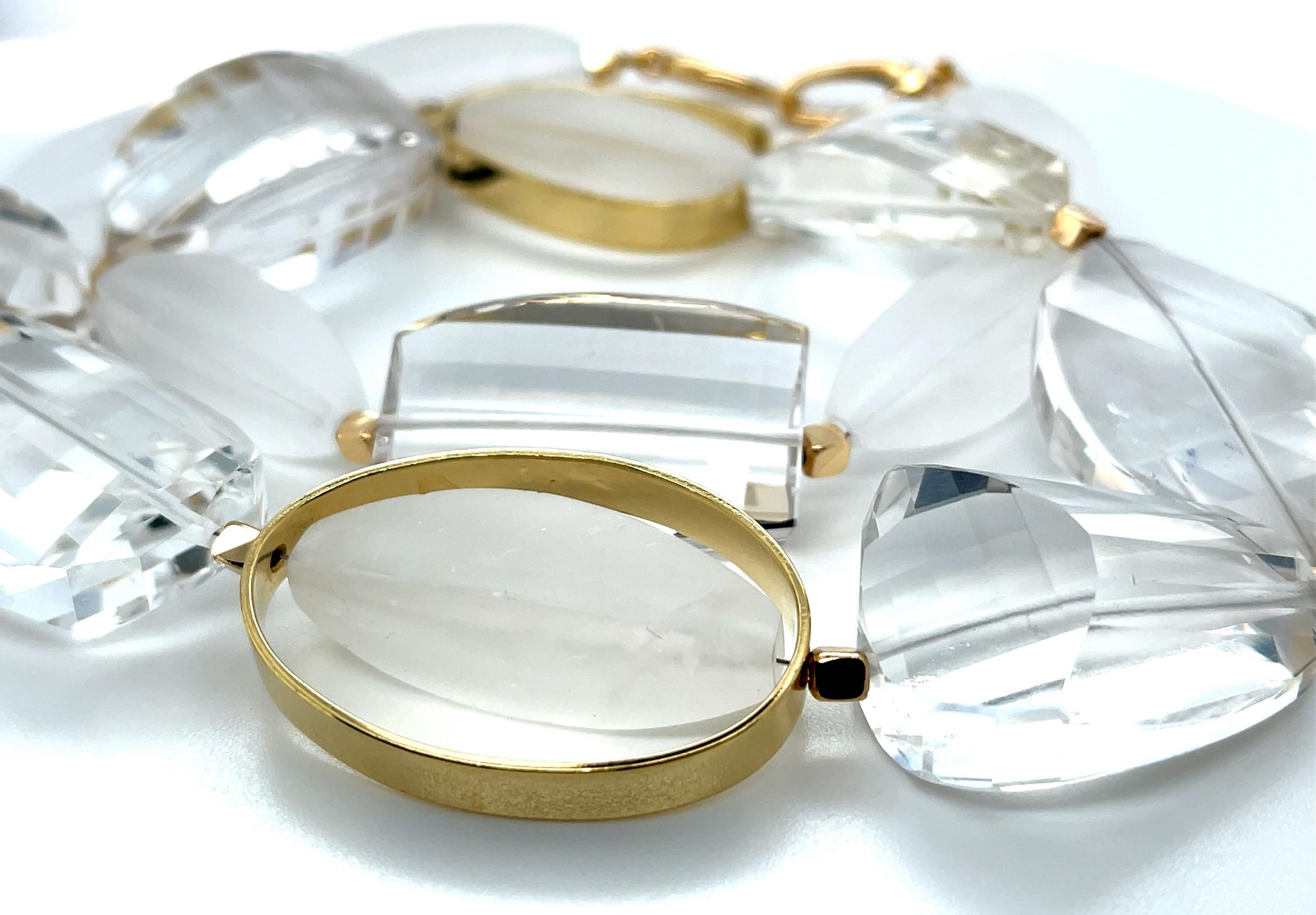 Perlina Collana di perle di cristallo di rocca intagliate a mano con accenti in oro giallo 18k in vendita