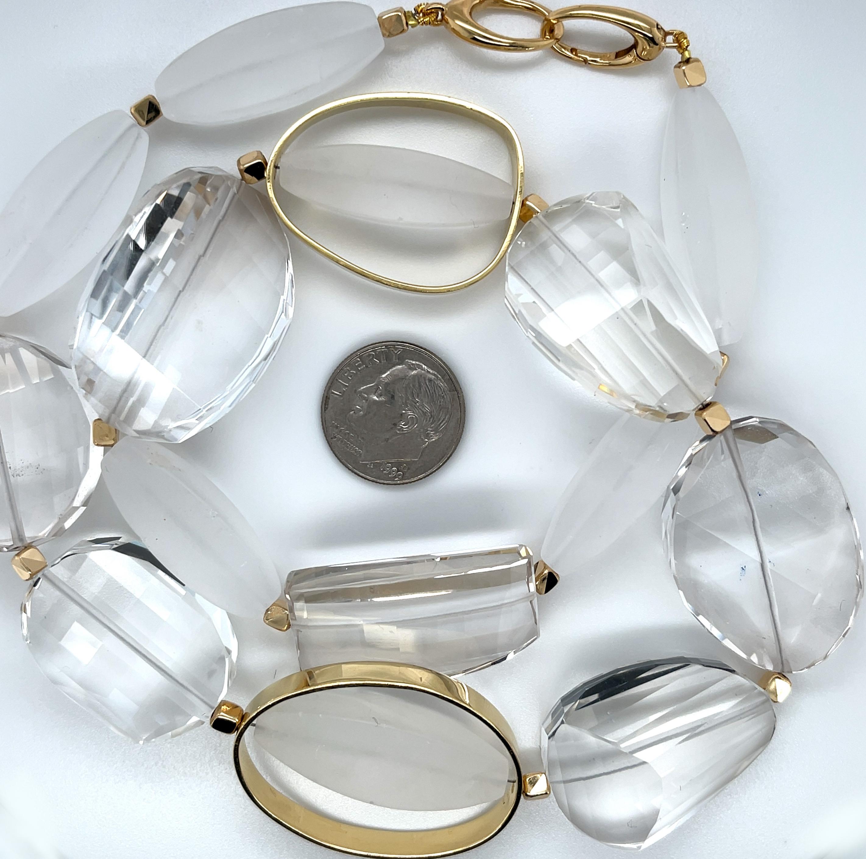 Collana di perle di cristallo di rocca intagliate a mano con accenti in oro giallo 18k In condizioni Nuovo in vendita a Los Angeles, CA