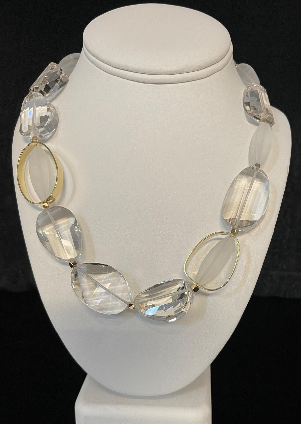 Collana di perle di cristallo di rocca intagliate a mano con accenti in oro giallo 18k in vendita 1