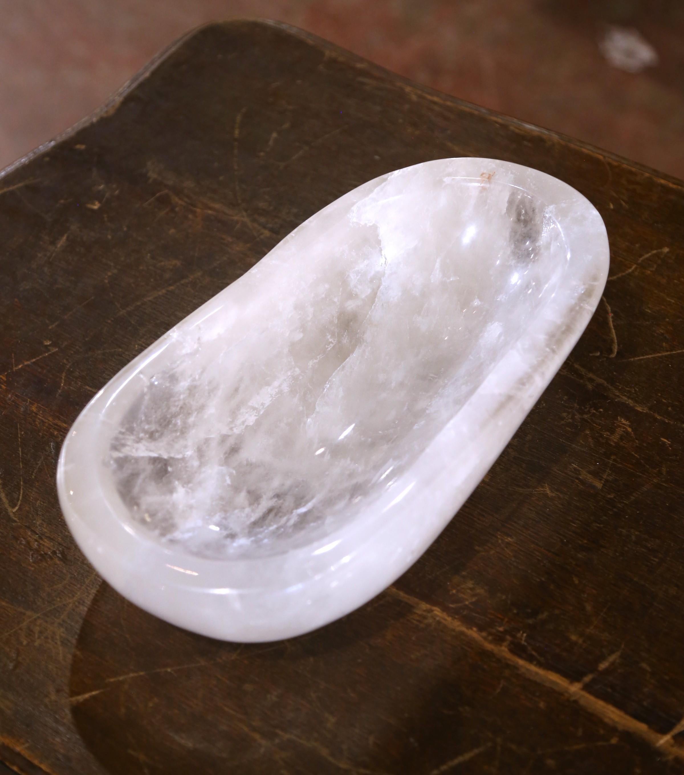 Placez vos clés ou décorez une table d'entrée ou une console avec cette coupe en cristal de roche substantielle et lumineuse. Fabriqué au Brésil, ce plat taillé à la main présente une forme arrondie et organique qui met en valeur la clarté naturelle