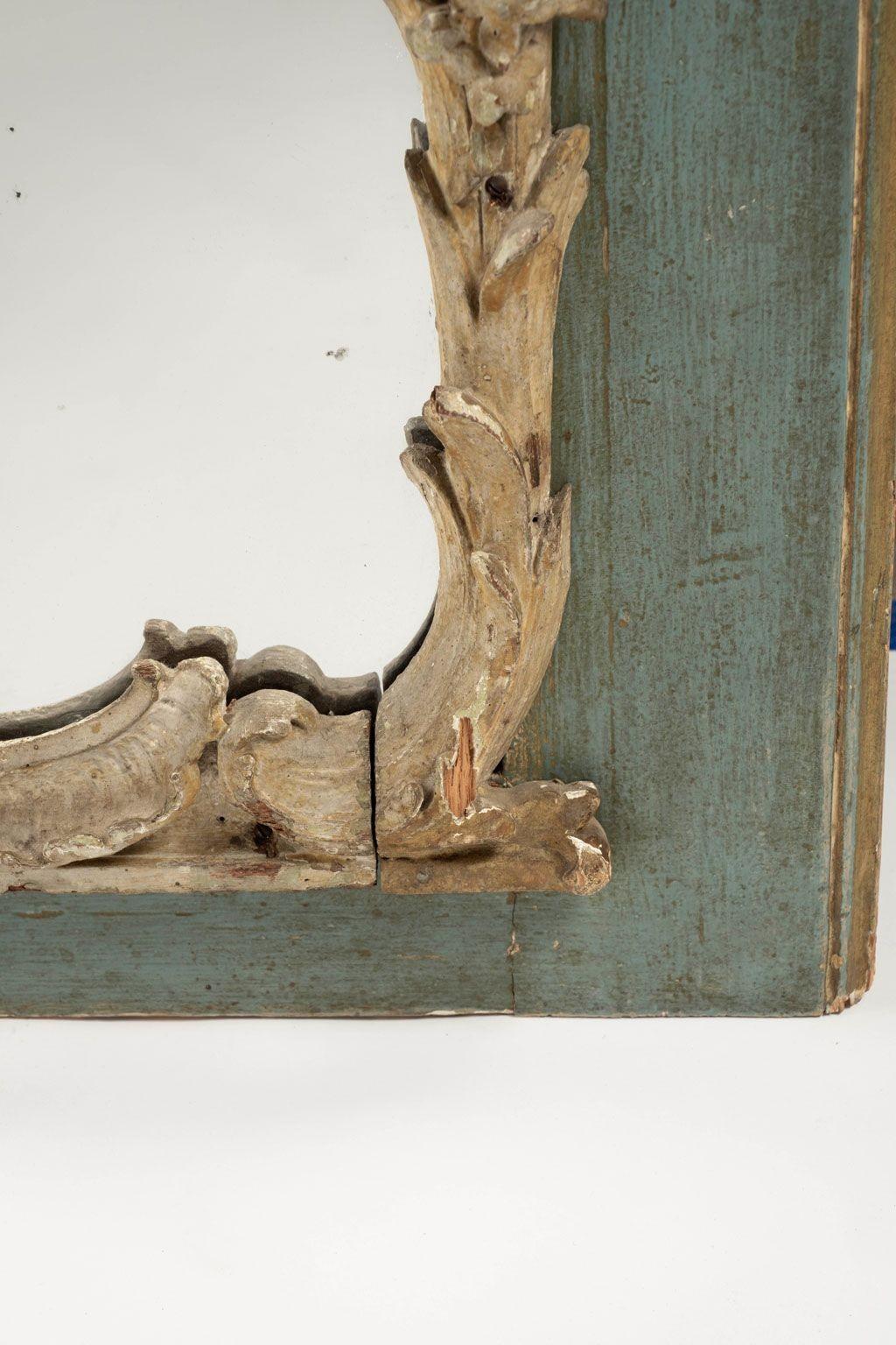 Miroir italien rococo sculpté à la main, vers 1720-1759. Miroir italien de style trumeau de Venise. Ornement finement sculpté à la main. Finition en peinture ancienne. Verre à miroir fendu à l'origine.
