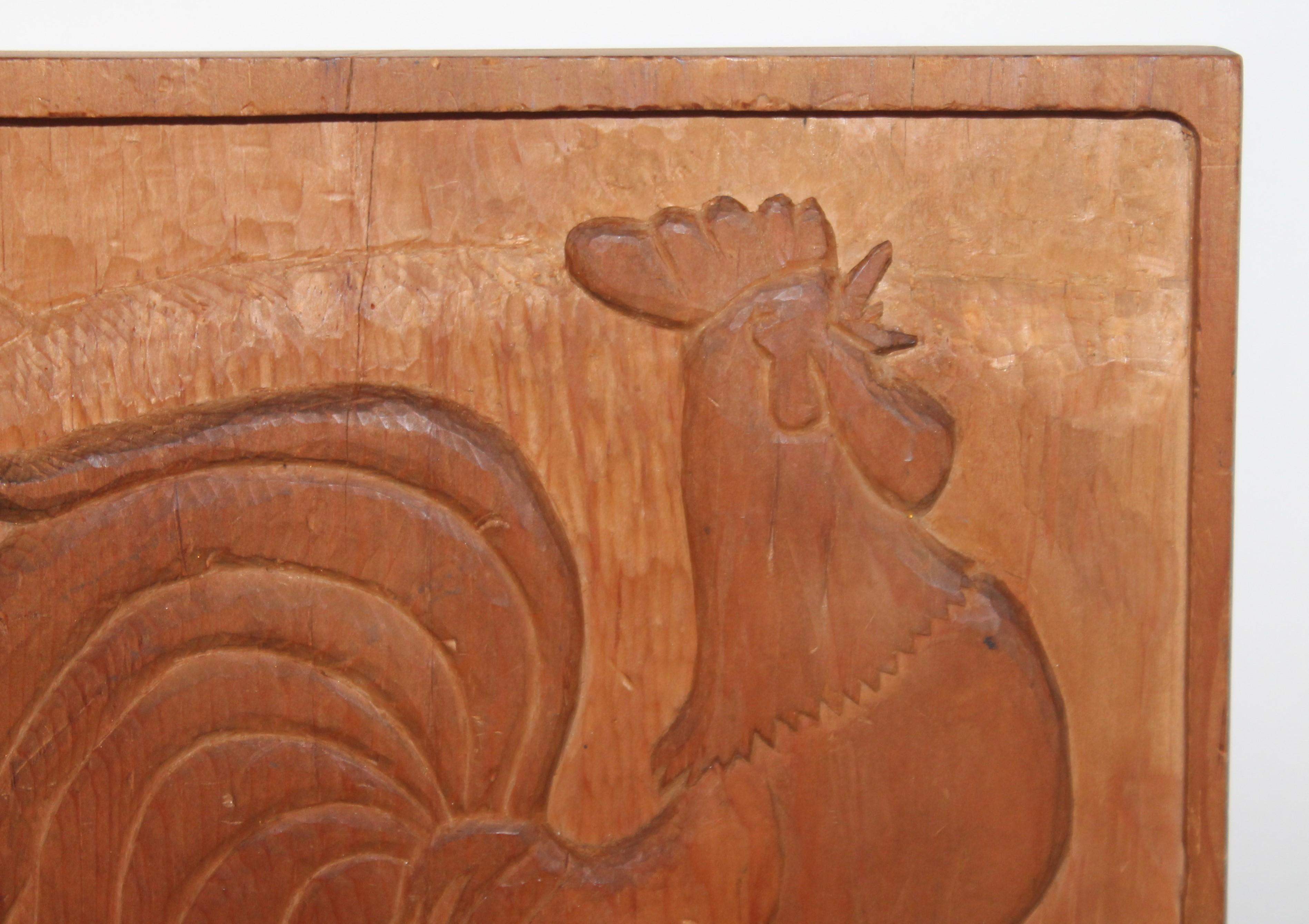Plaque sculptée à la main d'un coq sur un toit et non signée par l'artiste. Superbe sur un mur de cuisine.