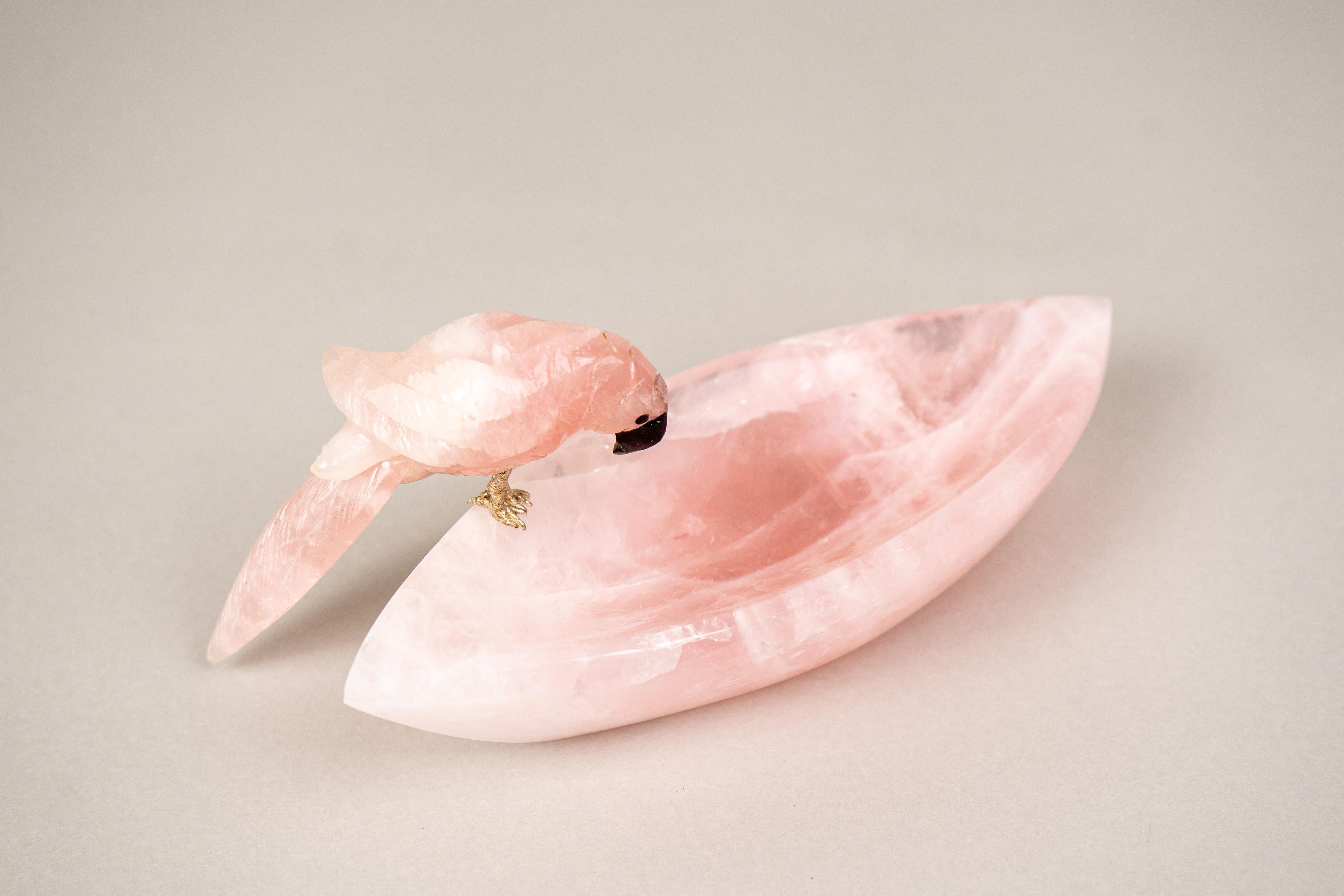 Delicate Parrot Sculpture on Bowl

▫️ Description

Depicting a Brazilian parrot, this hand-carved bowl draws inspiration from the country’s rich fauna and is crafted exclusively from the finest Brazilian quartz. This artwork is sure to embellish any