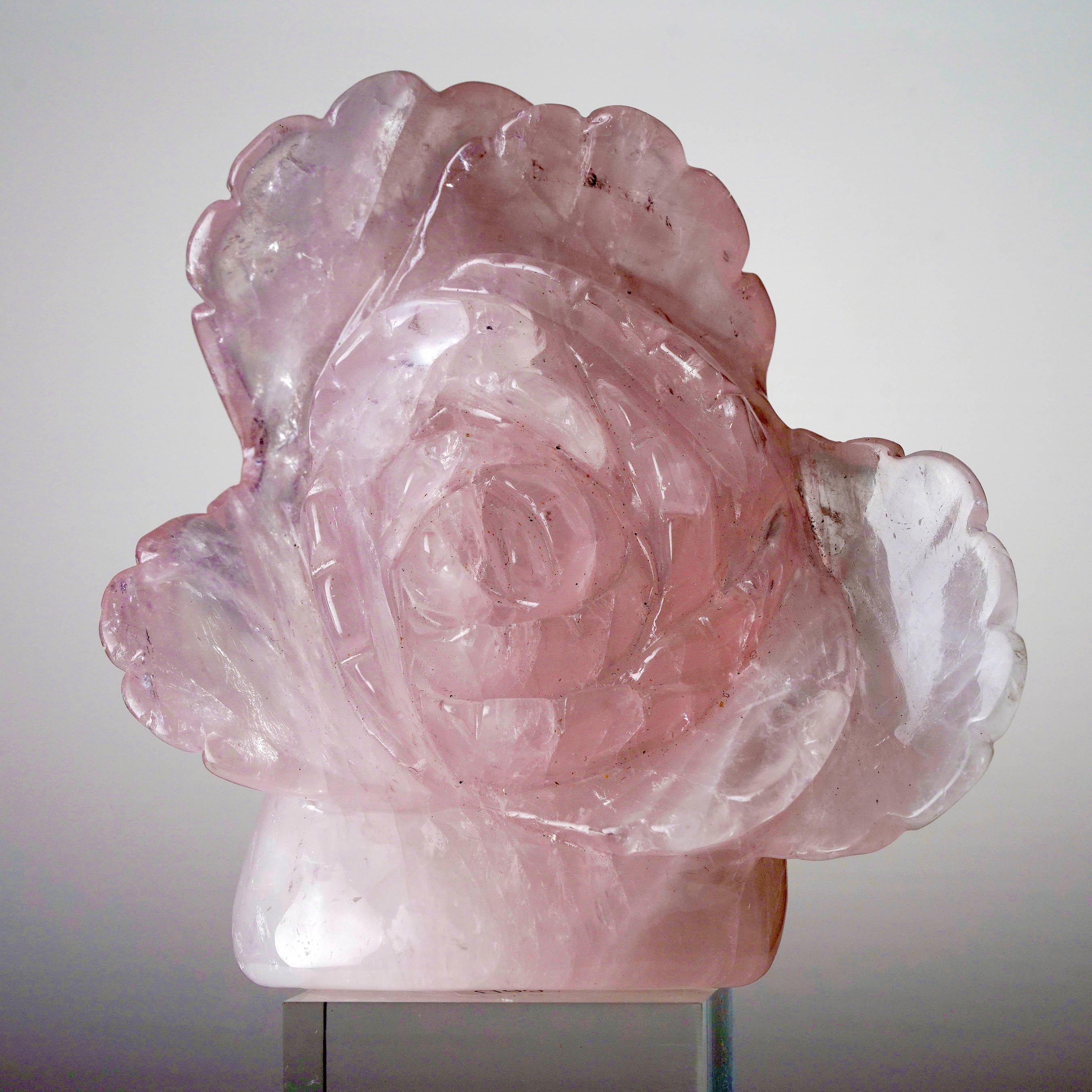 Intagliato a mano Rosa di quarzo rosa intagliata a mano dal Madagascar I in vendita