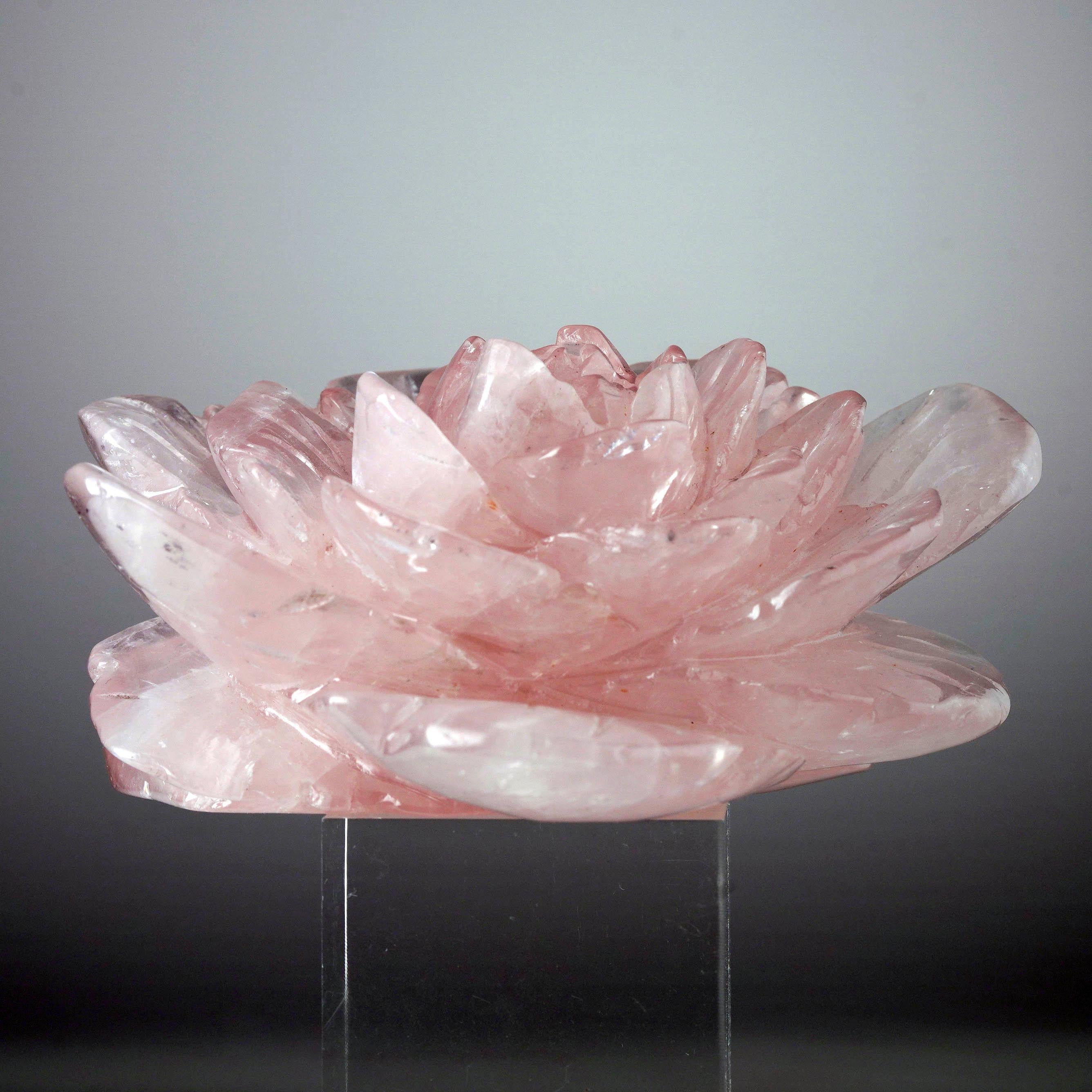 Intagliato a mano Rosa di quarzo rosa intagliata a mano dal Madagascar II in vendita
