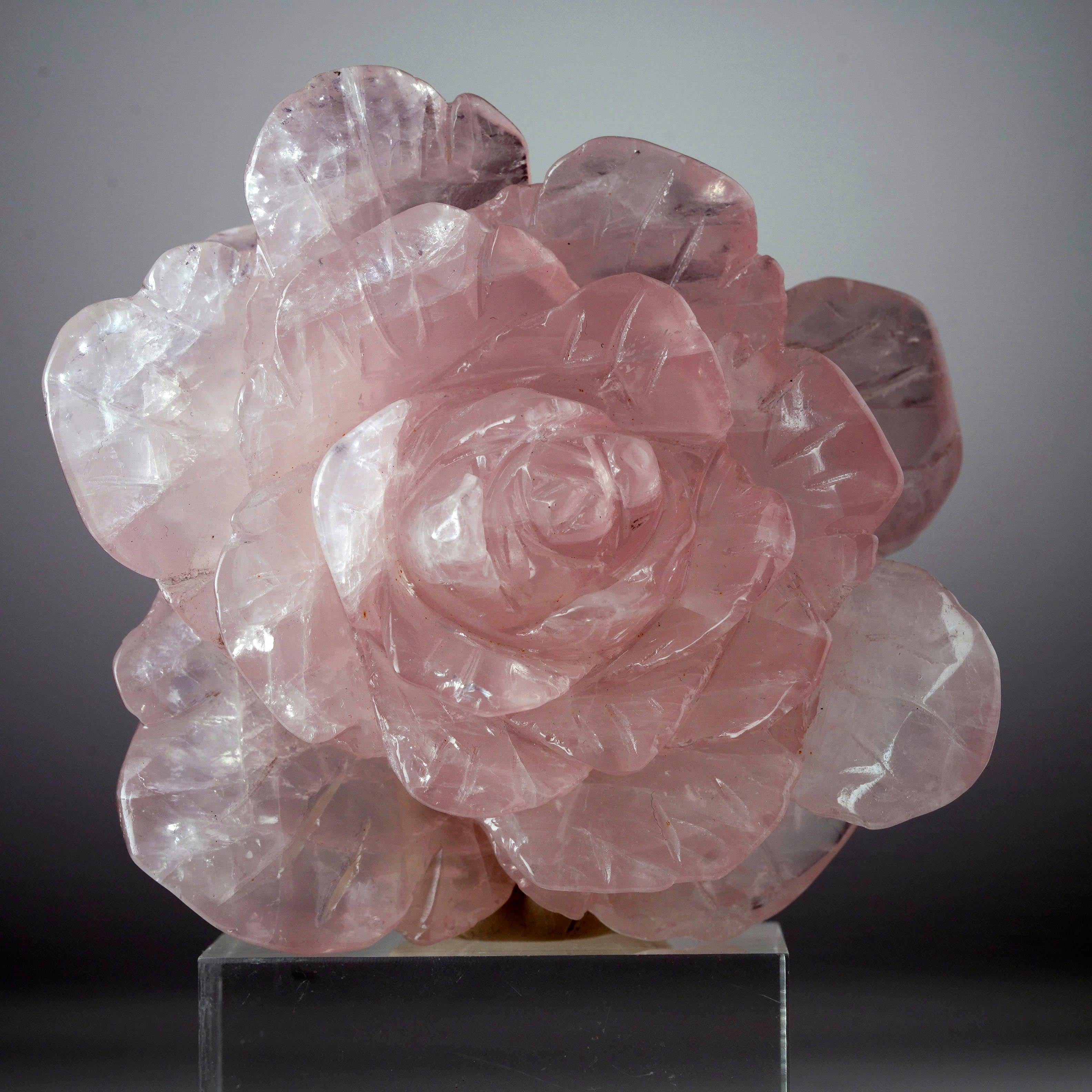 Rosa di quarzo rosa intagliata a mano dal Madagascar II in vendita 1