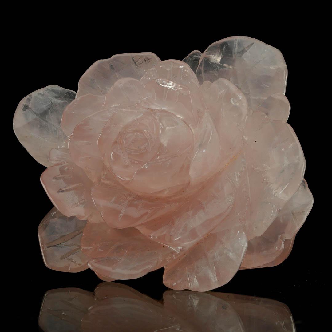 XXI secolo e contemporaneo Rosa di quarzo rosa intagliata a mano dal Madagascar II in vendita