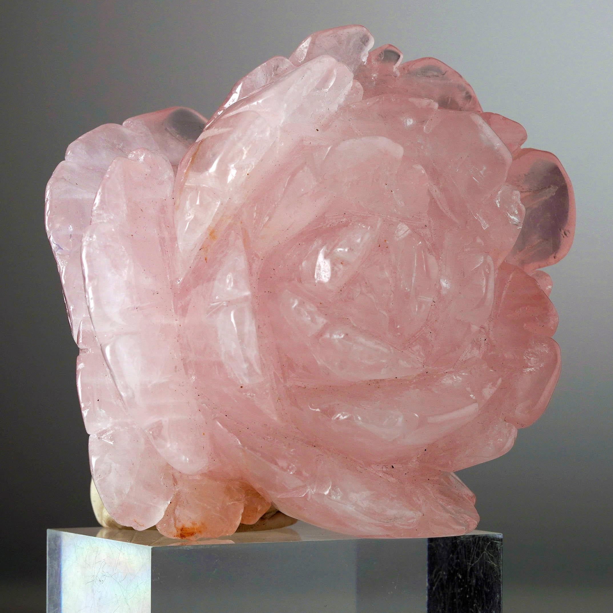 Intagliato a mano Rosa di quarzo rosa intagliata a mano dal Madagascar IV in vendita