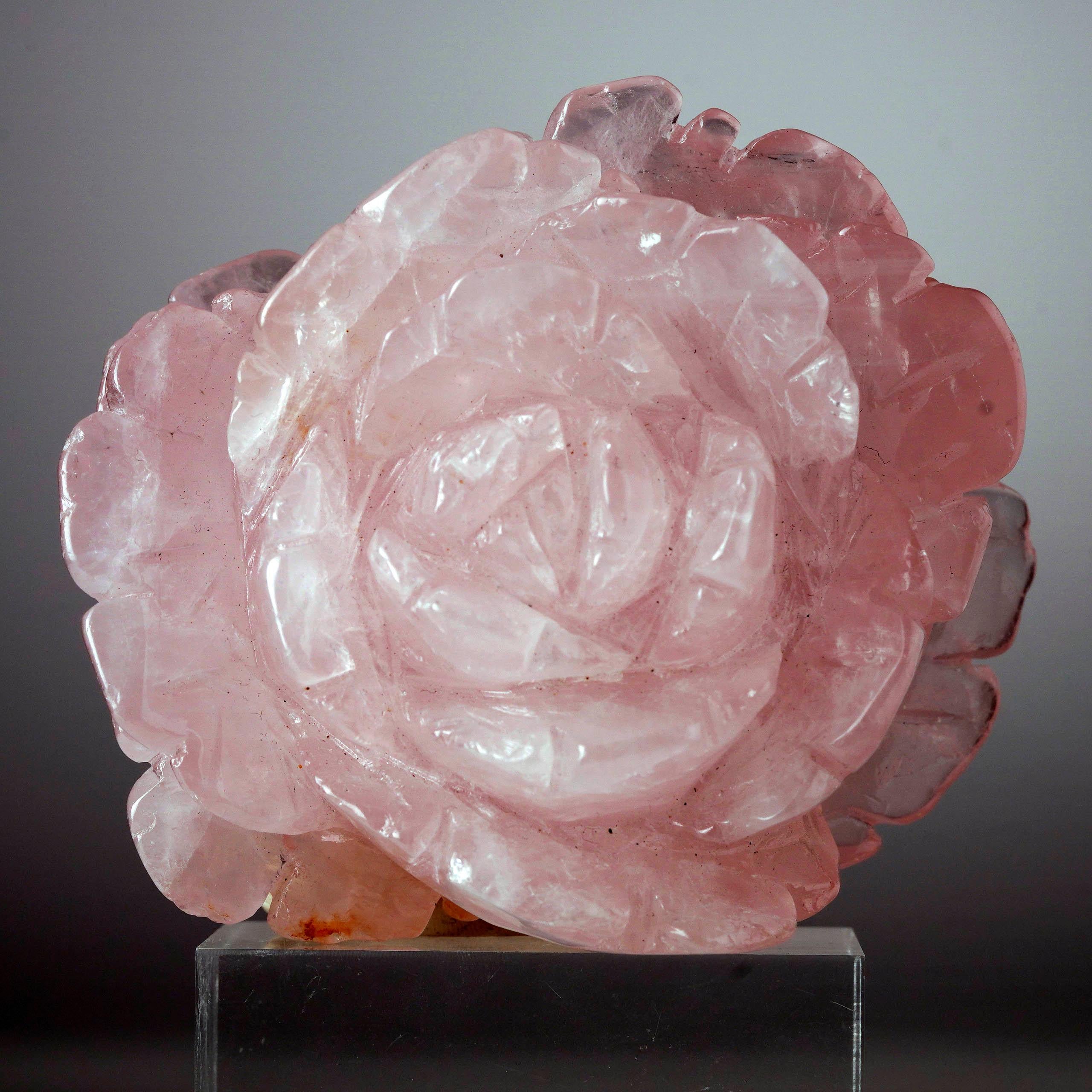 XXI secolo e contemporaneo Rosa di quarzo rosa intagliata a mano dal Madagascar IV in vendita