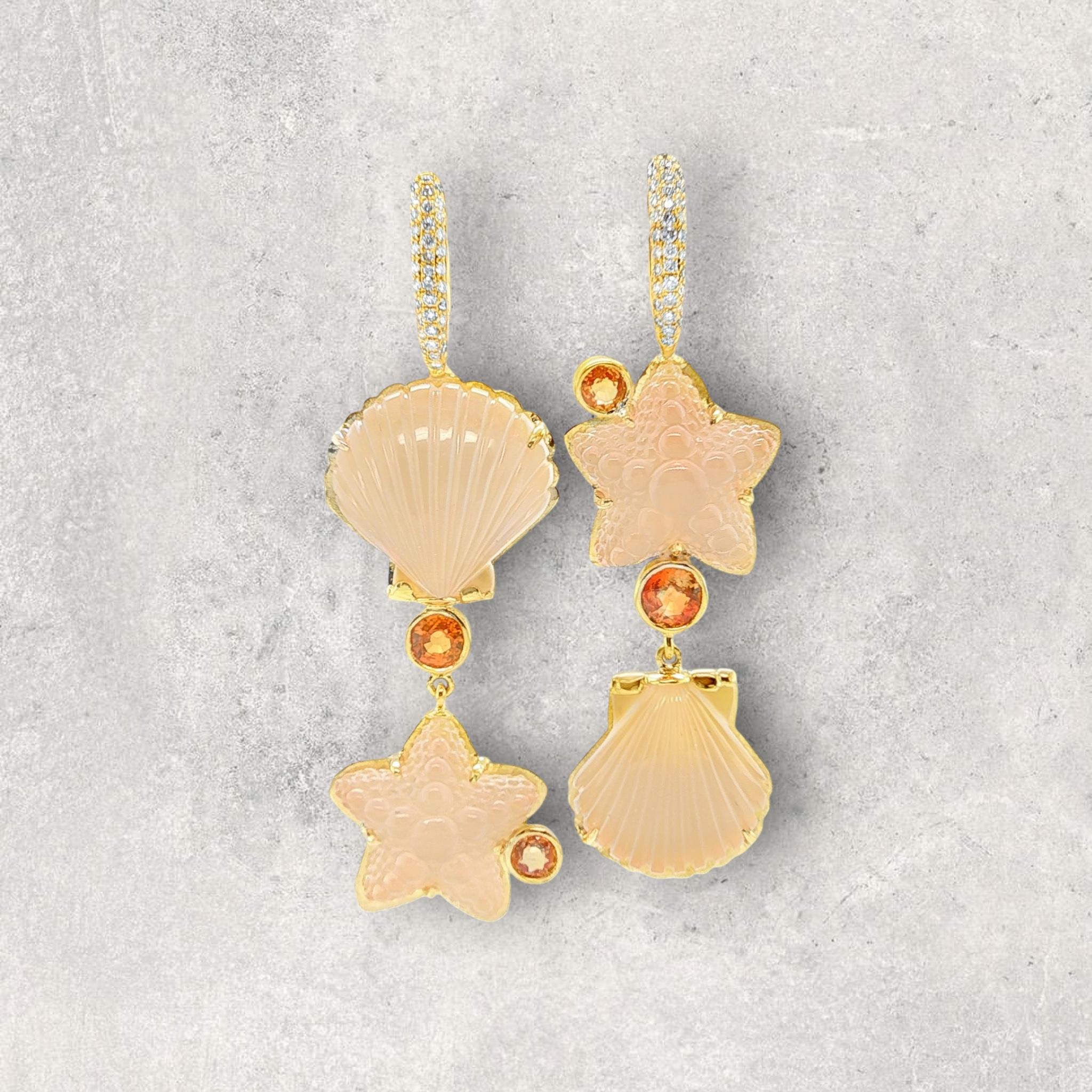 Taille mixte Boucles d'oreilles en or 18k avec étoile de mer et coquillage en quartz rose sculpté à la main en vente