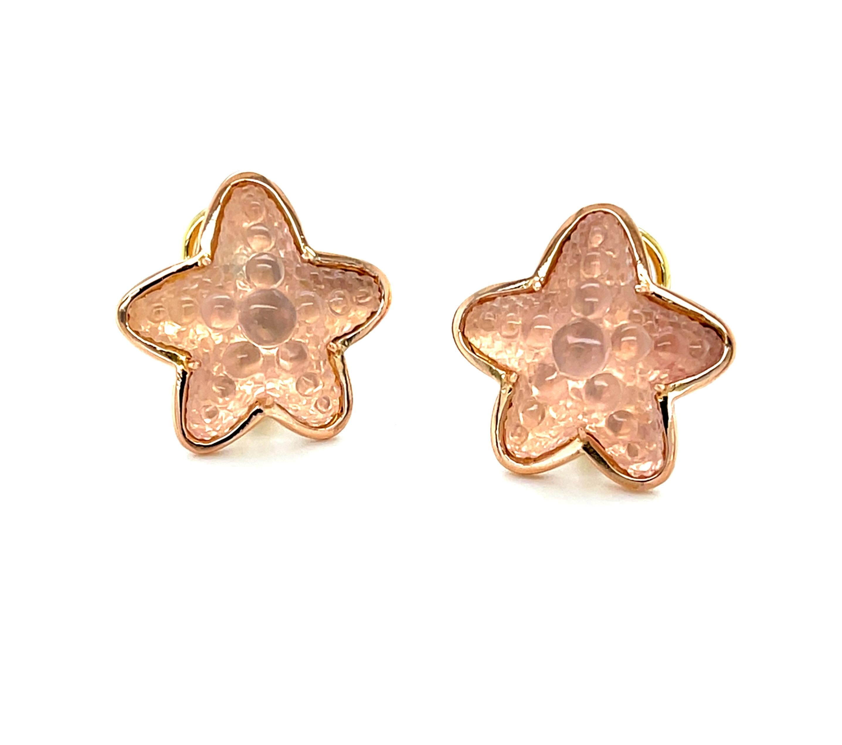 Estos preciosos pendientes llevan gemas cristalinas de cuarzo rosa talladas a mano en forma de estrella de mar y engastadas en biseles de oro rosa de 18 quilates con cierre de clip francés. Los cuarzos rosas son de un precioso color 
