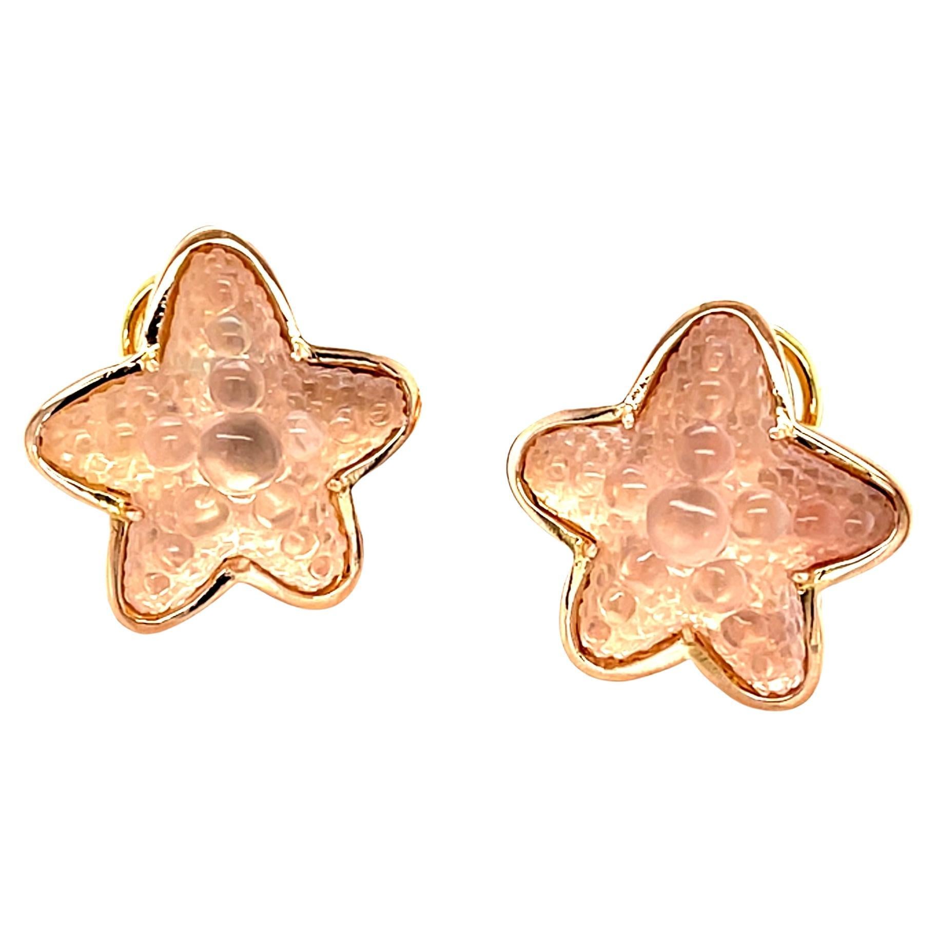 Pendientes Estrella de Mar de Cuarzo Rosa Tallada a Mano en Oro Rosa con Cierre de Clip Francés en venta
