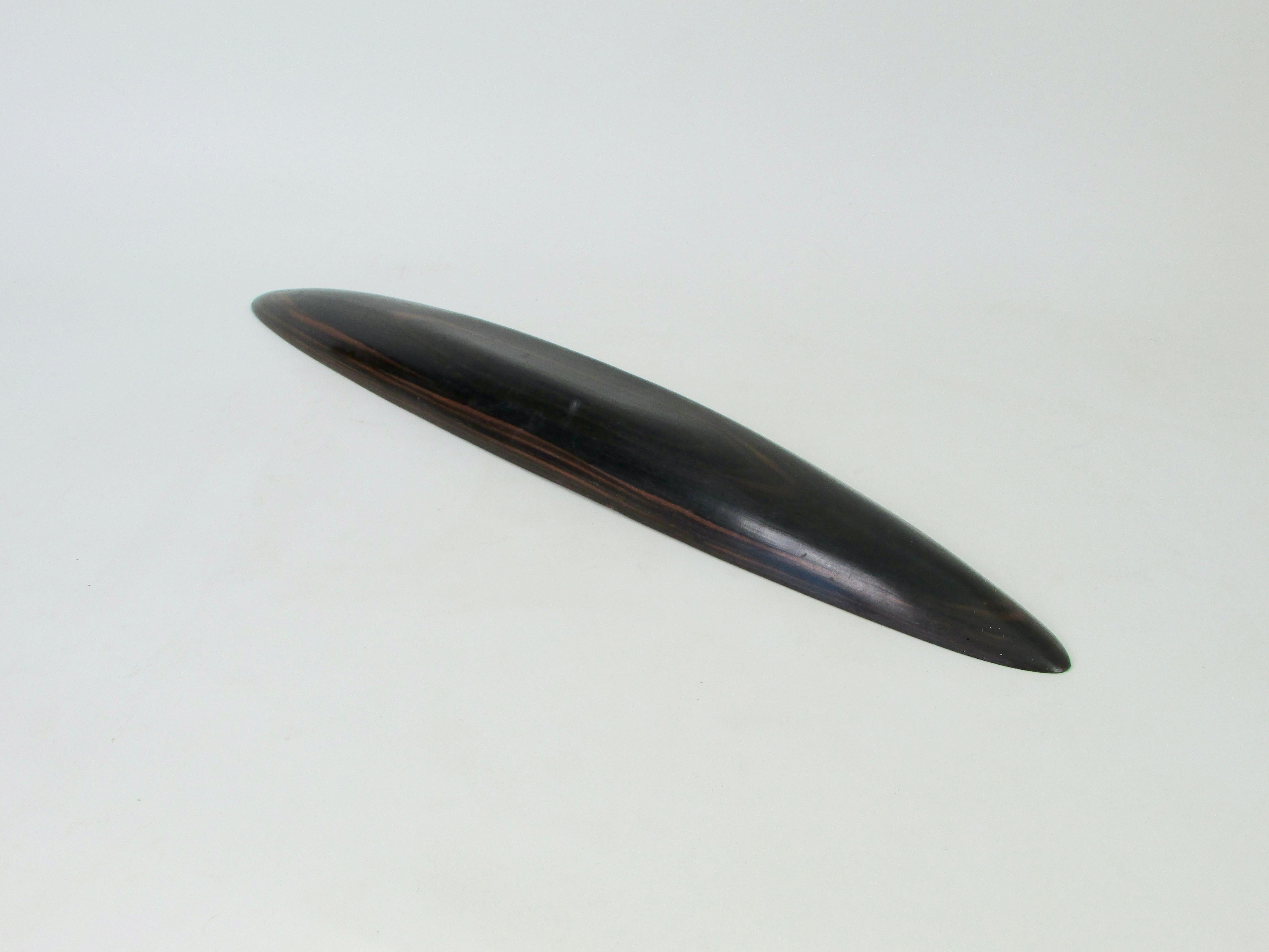 Hand carved Rosewood canoe shape dish In Good Condition For Sale In Ferndale, MI