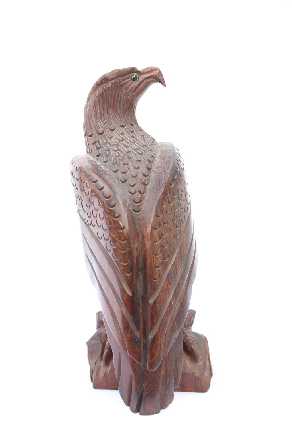 Sculpté à la main Sculpture d'aigle en bois de rose sculpté à la main en vente