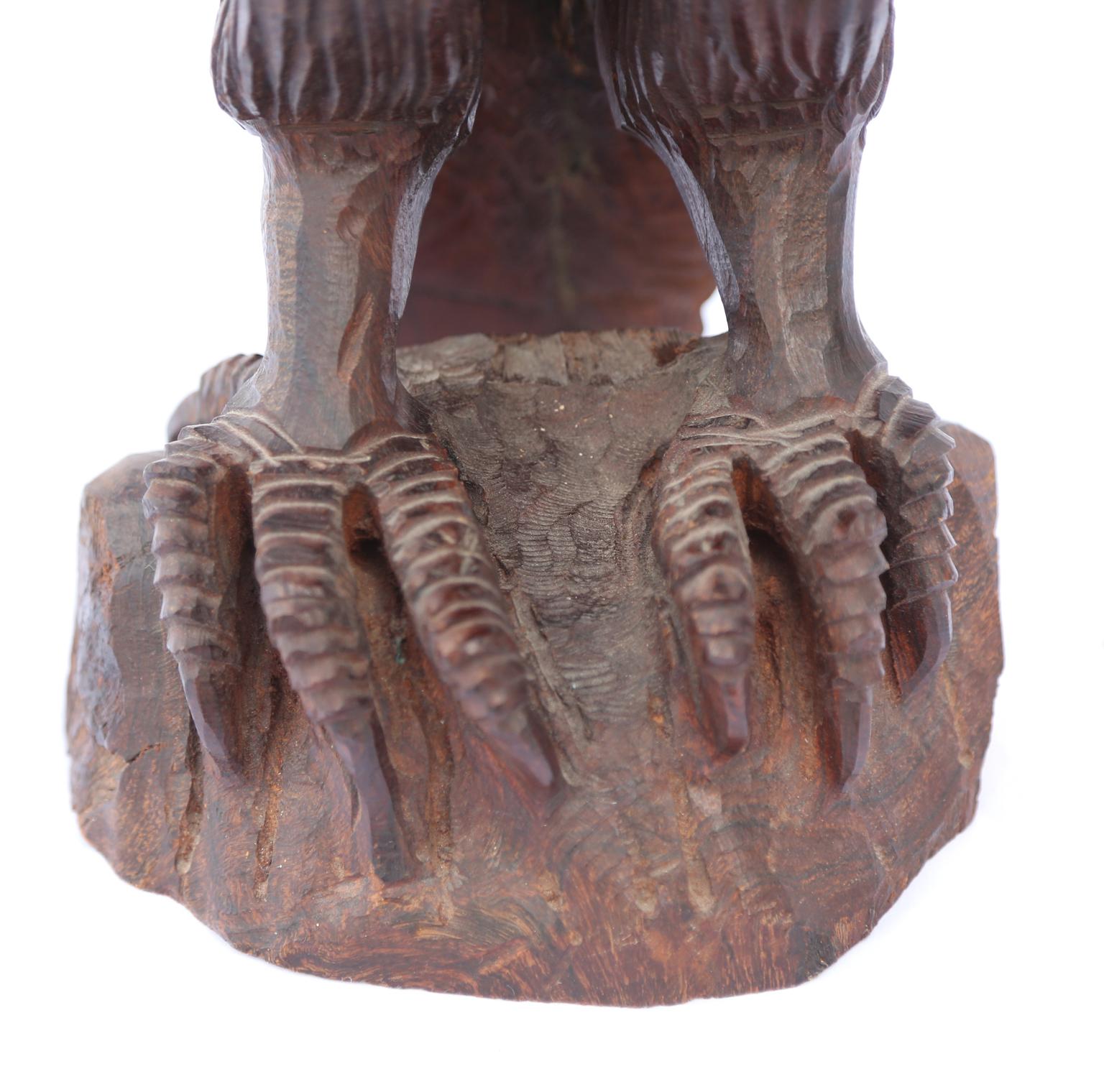 Handgeschnitzte Adler-Skulptur aus Palisanderholz im Angebot 1