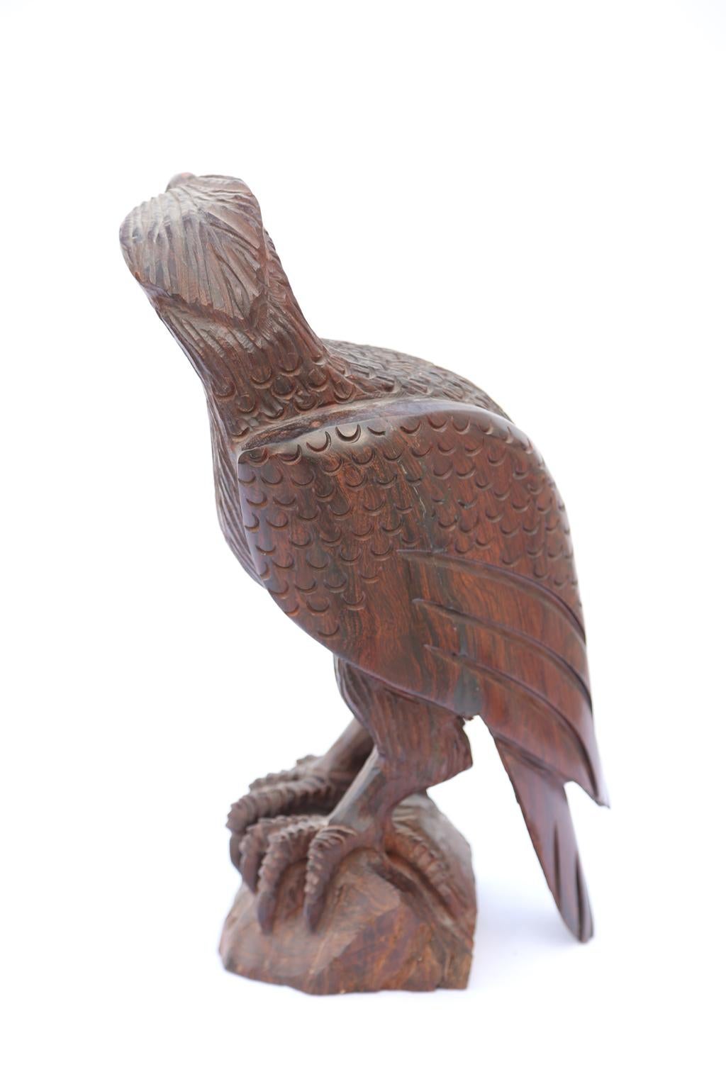 Bois de rose Sculpture d'aigle en bois de rose sculpté à la main en vente
