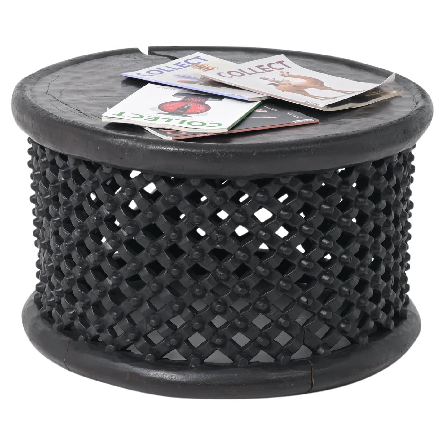 Mesa de centro redonda negra tallada a mano de Camerún, África en venta