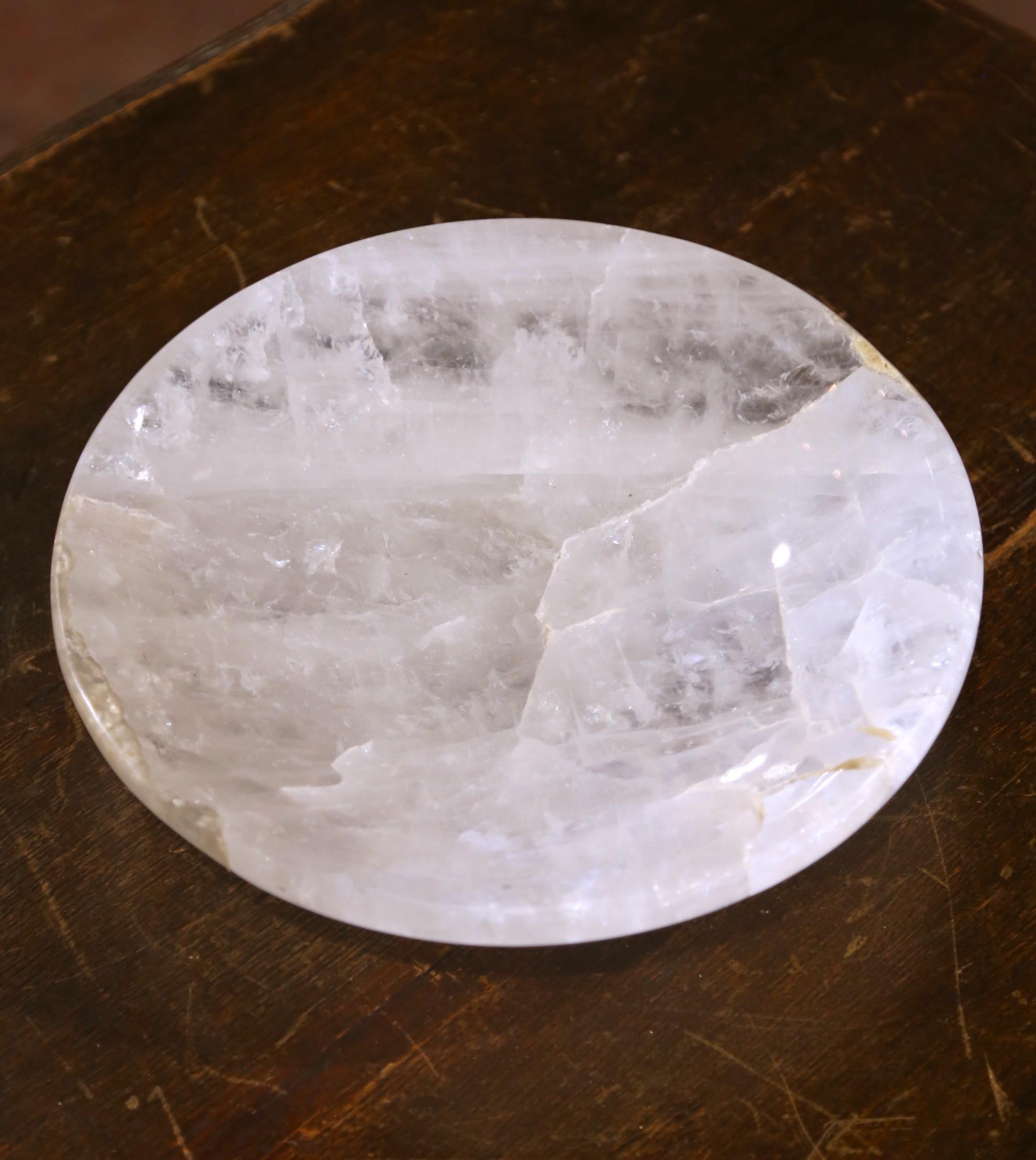 Placez vos clés ou décorez une table d'entrée ou une console avec cet important bol en cristal de roche. Fabriqué au Brésil, ce plat sculpté à la main est de forme ronde. Le plat circulaire est en excellent état, compte tenu de son âge et de son
