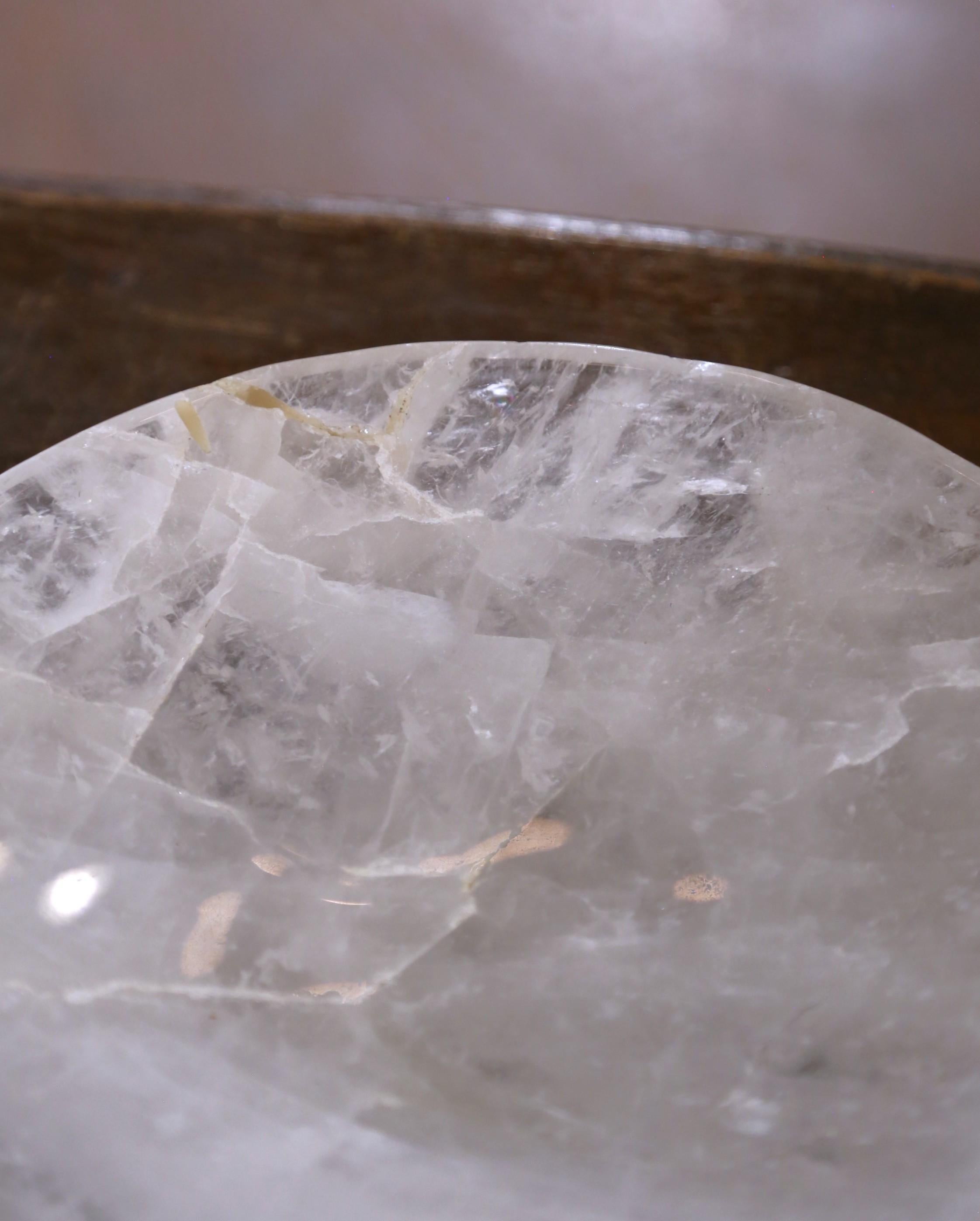 Brésilien Bol décoratif en cristal de roche rond et quartz sculpté à la main Vide-Poche en vente