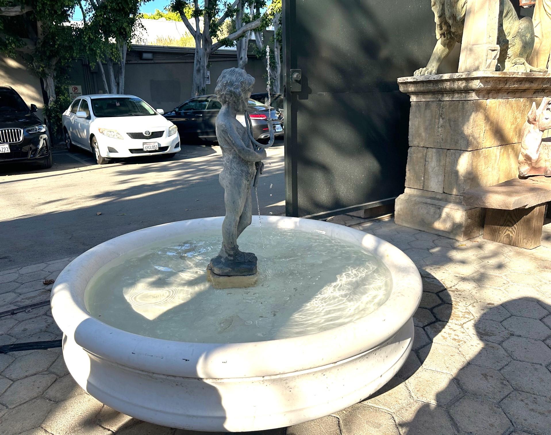 Bassin rond en marbre blanc sculpté à la main Fontaine antique en vente 3