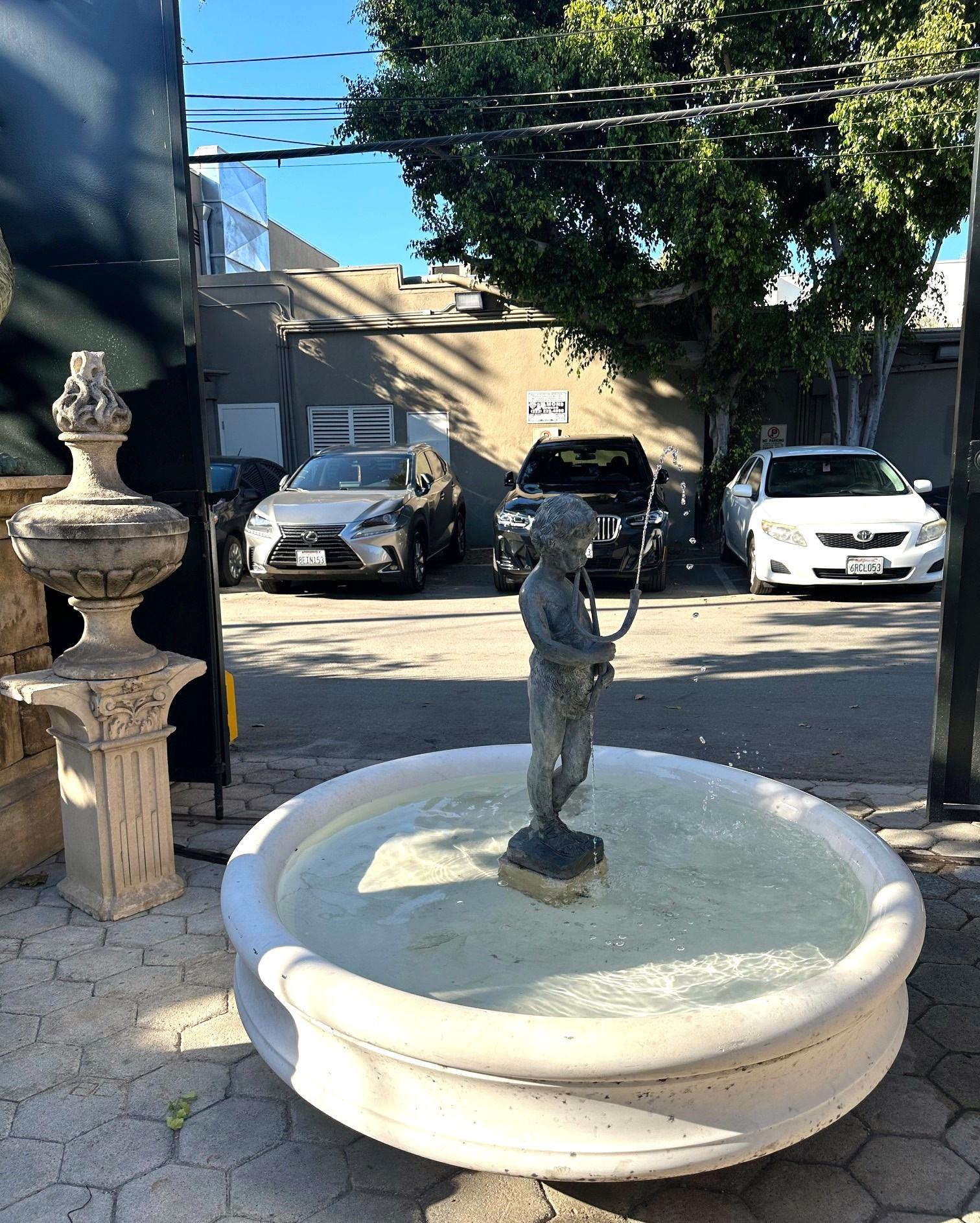 Bassin rond en marbre blanc sculpté à la main Fontaine antique en vente 4