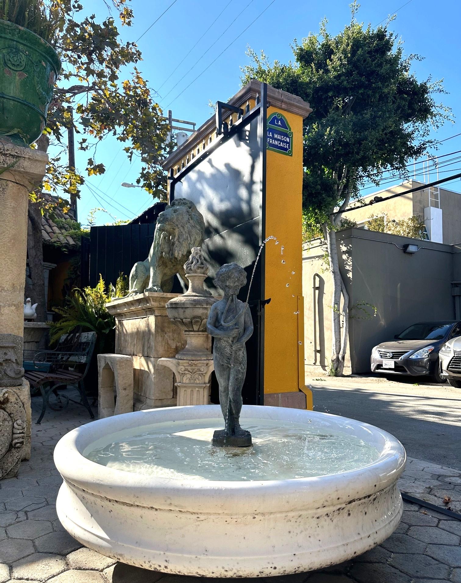 Bassin rond en marbre blanc sculpté à la main Fontaine antique en vente 5