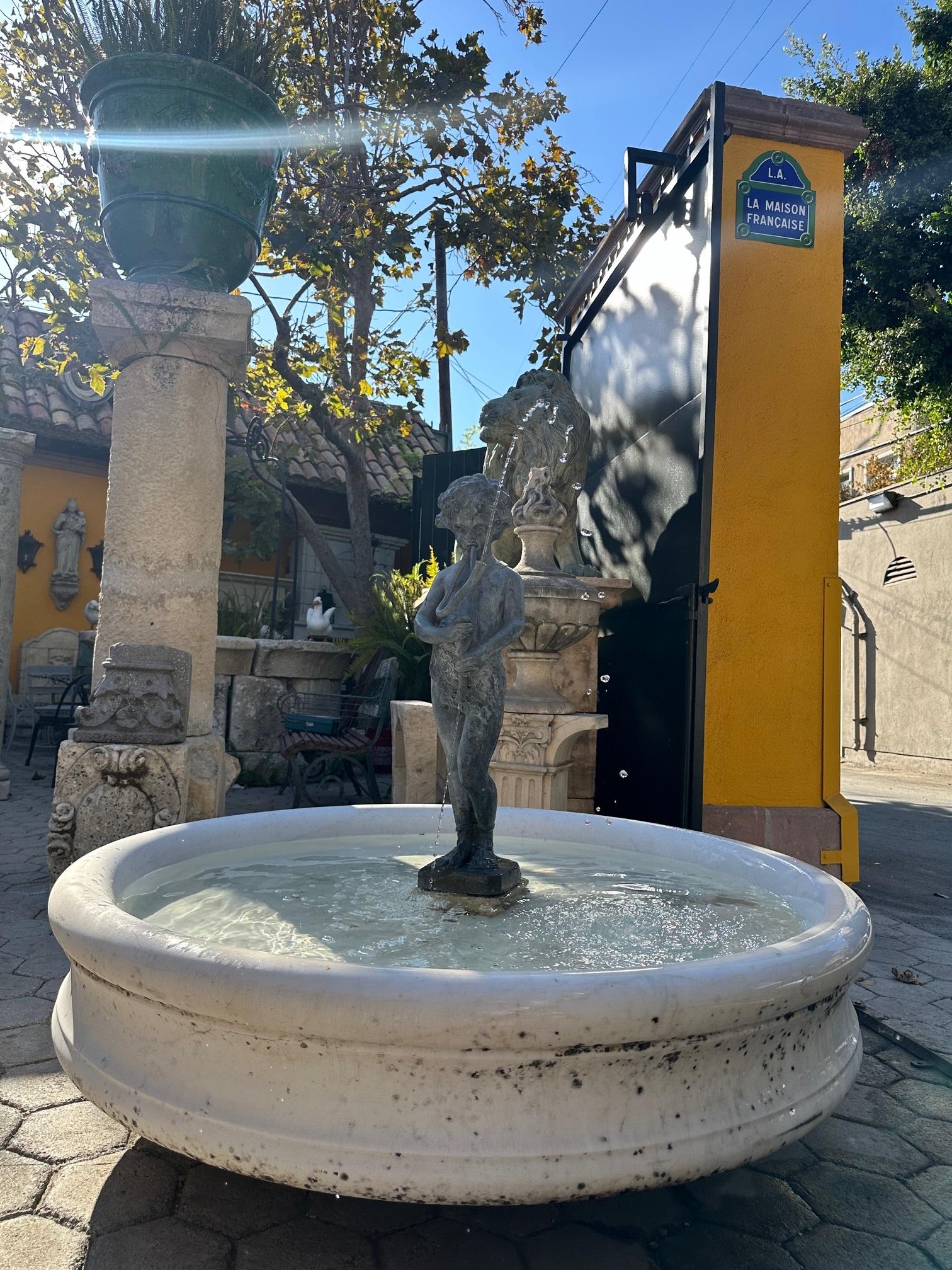Bassin rond en marbre blanc sculpté à la main Fontaine antique en vente 6
